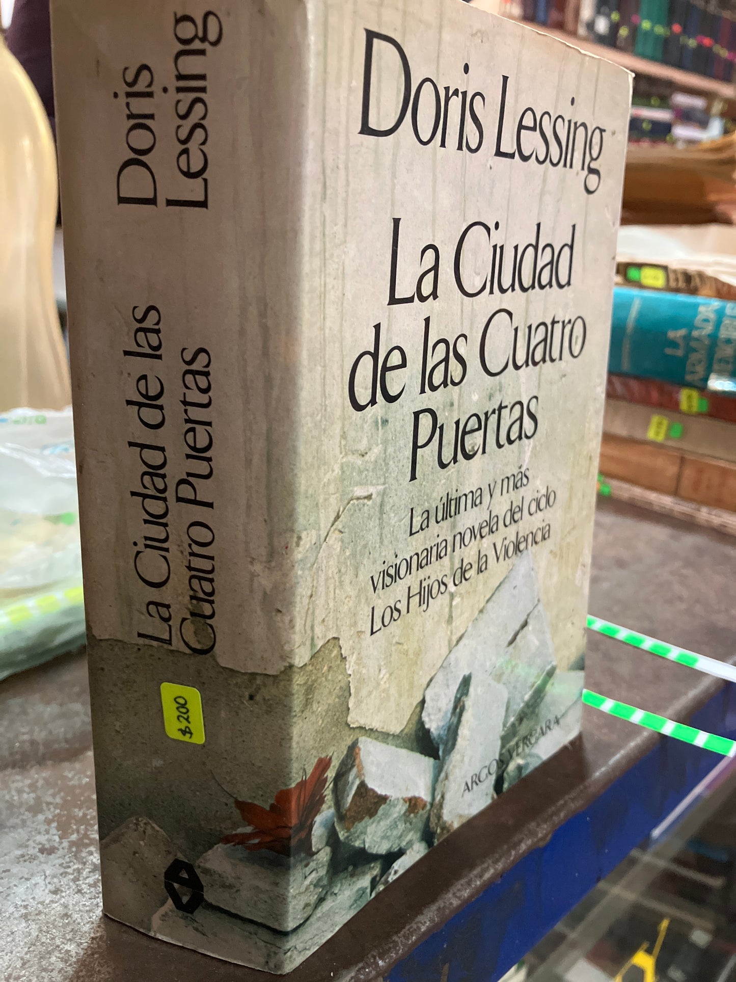 LA CIUDAD DE LAS CUATRO PUERTAS 1982 PRIMERA EDICIÓN POR DORIS LESSING USADO ANTIGUOS ALDAMA
