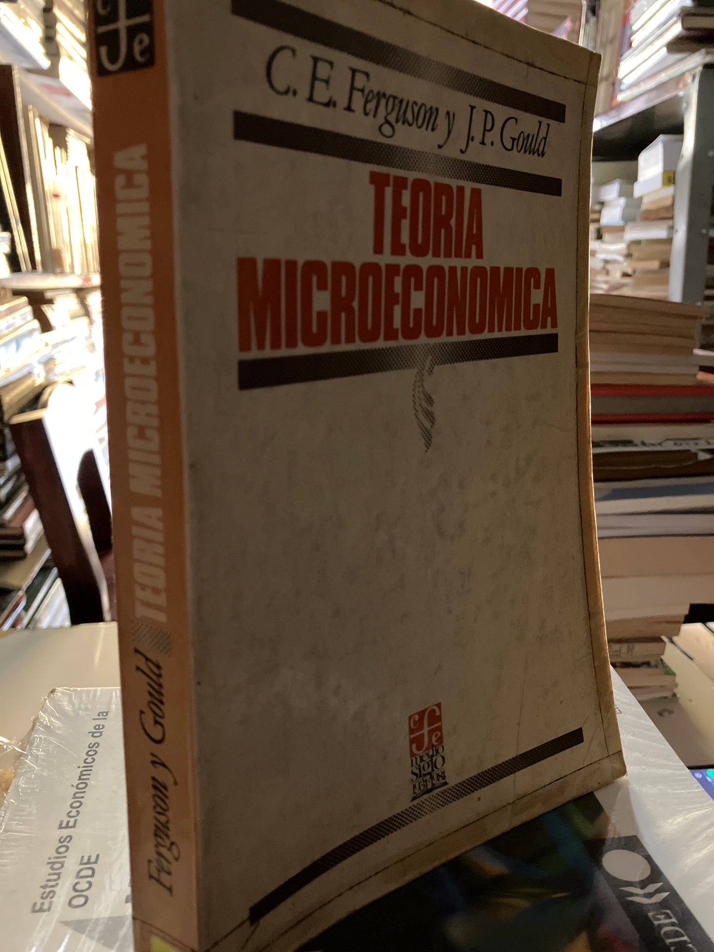 TEORÍA MICROECONÓMICA POR C E FERGUSON Y J P GOULDB USADO ADMINISTRACIÓN LITERARIO 207