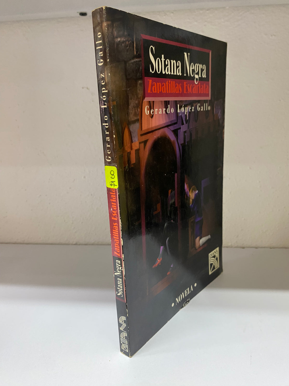 SOTANA NEGRA ZAPATILLAS ESCARLATA GERARDO LOPEZ GALLO USADO NOVELA JUAREZ 515
