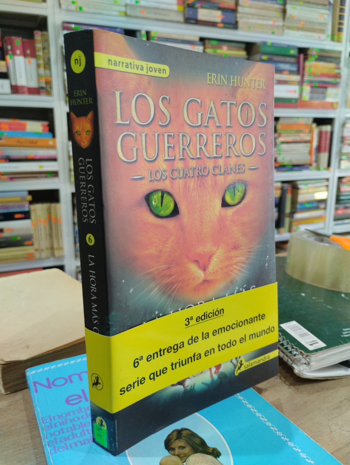 LOS GATOS GUERREROS 6 LA HORA MAS OSCURA POR ERIN HUNTER USADO NOVELAS JUAREZ 515
