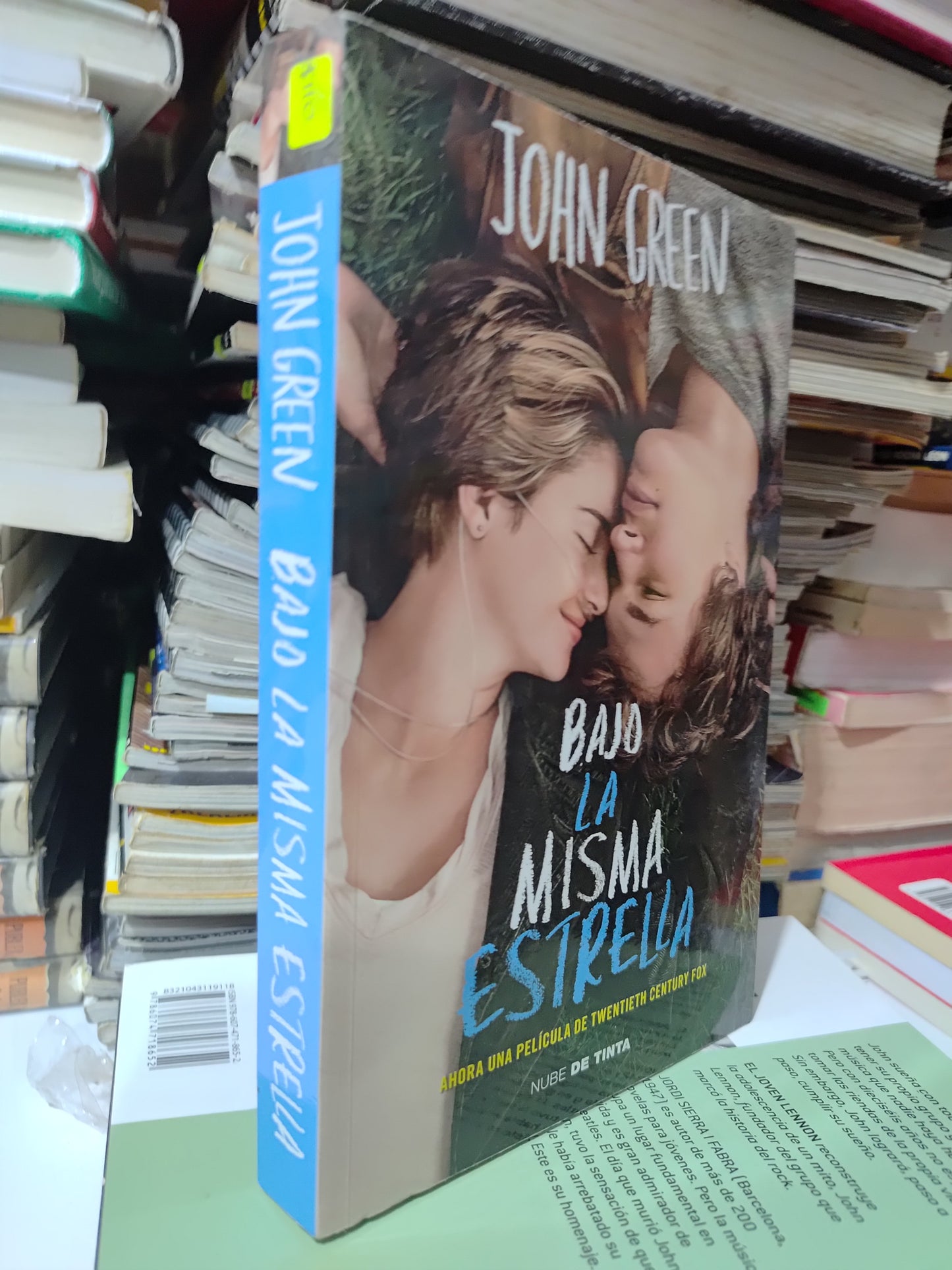 BAJO LA MISMA ESTRELLA POR JOHN GREEN USADO NOVELAS JUAREZ 507