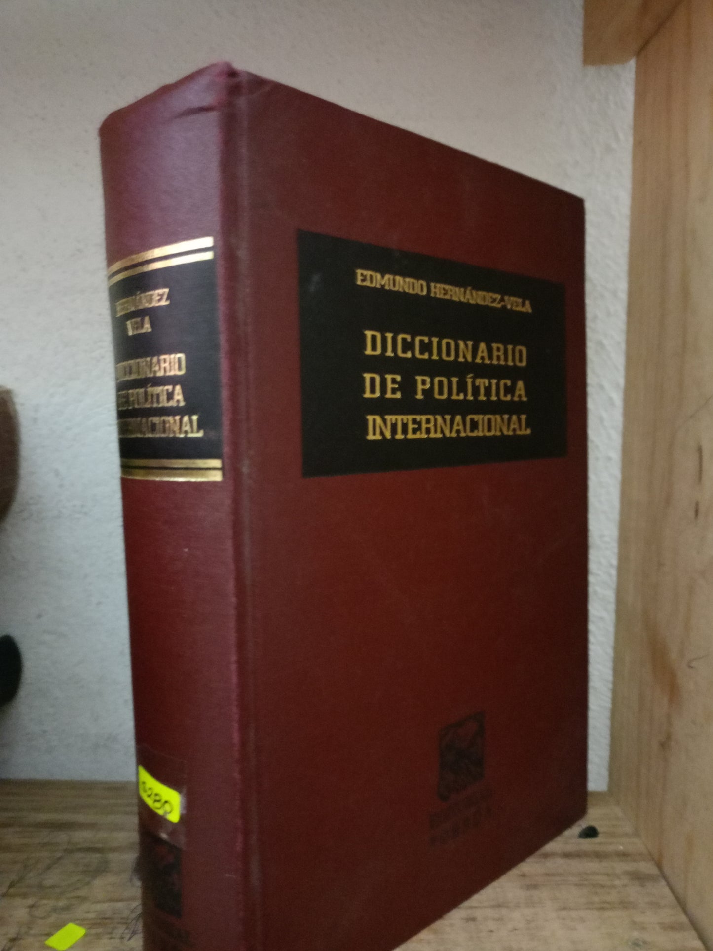 DICCIONARIO DE POLITICA INTERNACIONAL POR EDMUNDO HERNÁNDEZ VELA USADO DERECHO LITERARIO 305