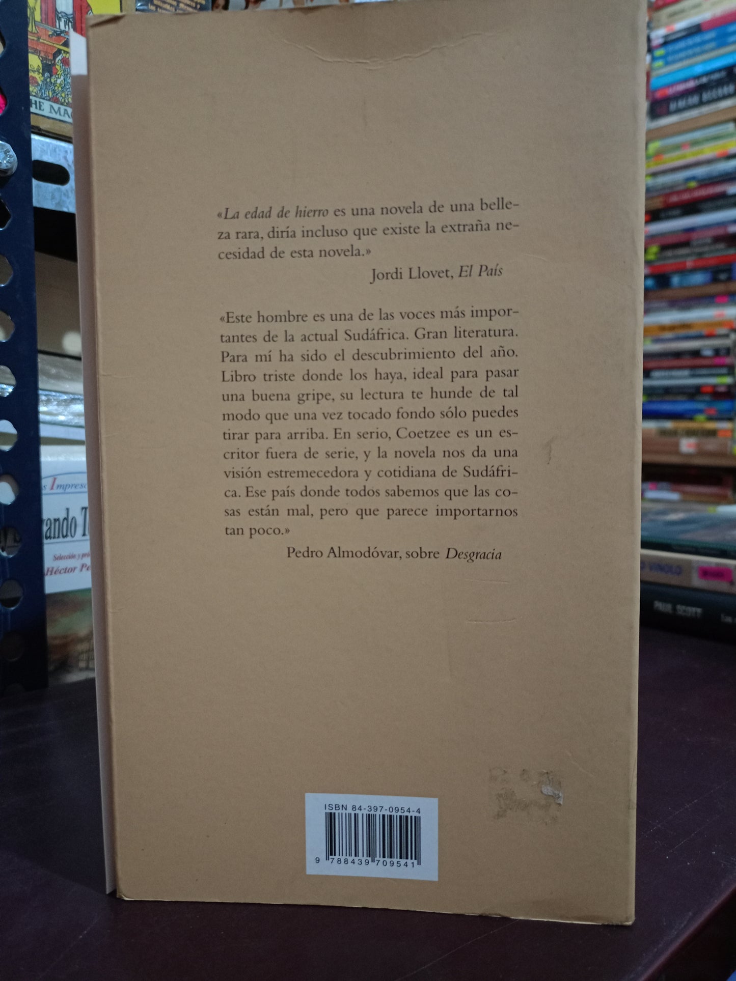 LA EDAD DE HIERRO POR J.M. COETZEE USADO NOVELA LITERARIO 305