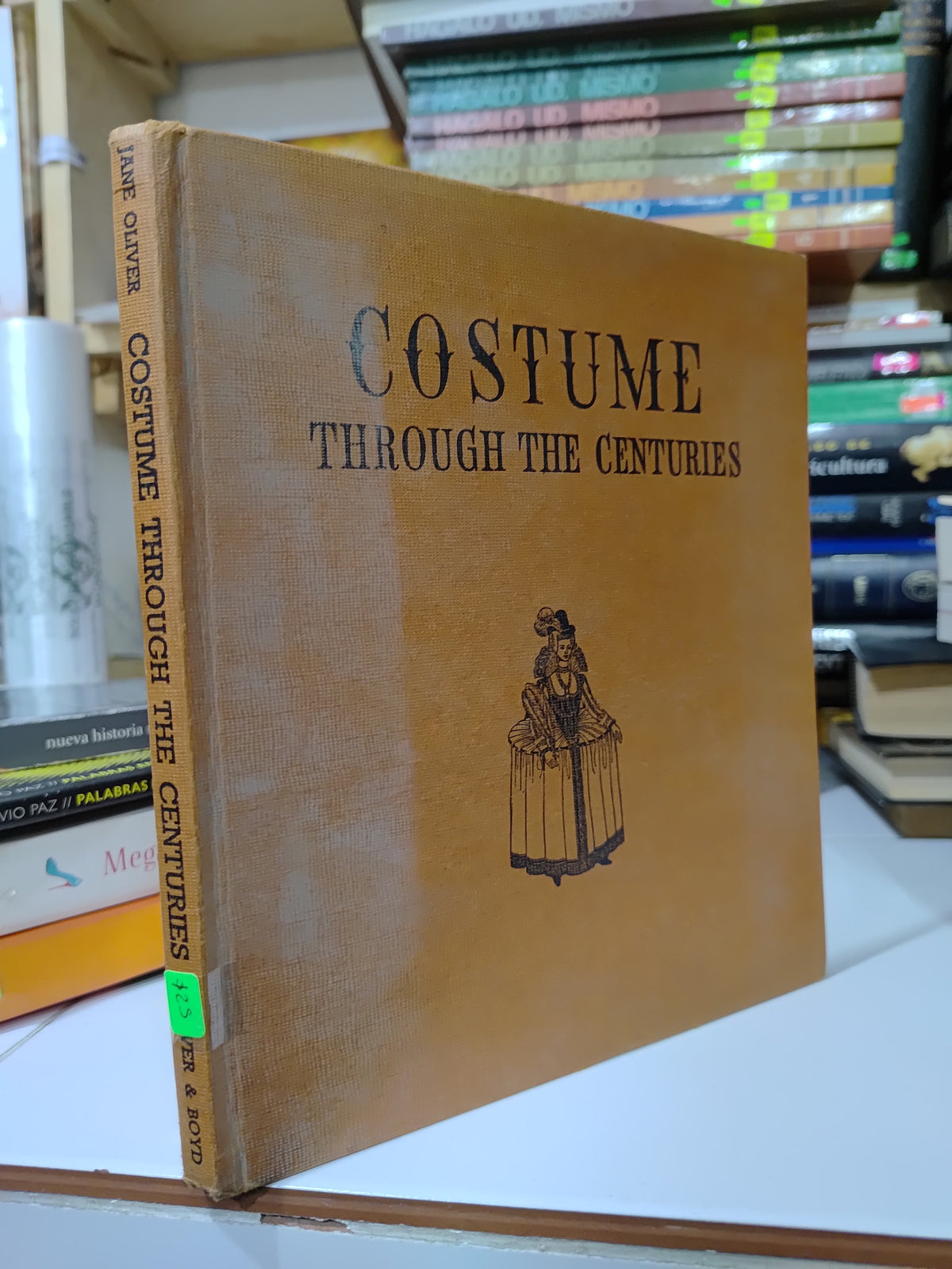 COSTUME THROUGH THE CENTURIES POR JANE OLIVER USADO IDIOMAS JUAREZ 507