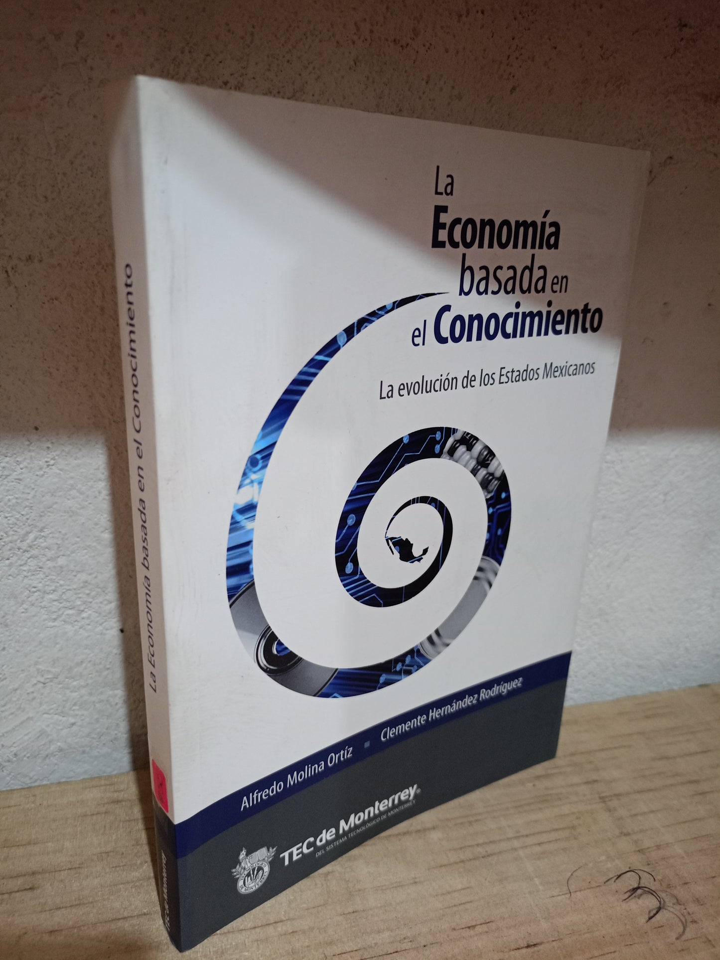 LA ECONOMÍA BASADA EN EL CONOCIMIENTO POR ALFREDO MOLINA ORTÍZ Y CLEMENTE HERNÁNDEZ RODRÍGUEZ USADO ADMINISTRACIÓN LITERARIO 305
