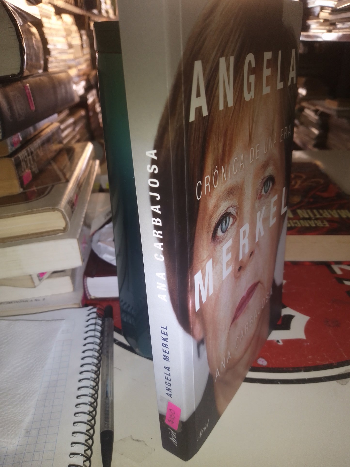 ANGELA CRONICA DE UNA ERA MERKEL POR ANA CARBAJOSA USADO POLÍTICA LITERARIO 207