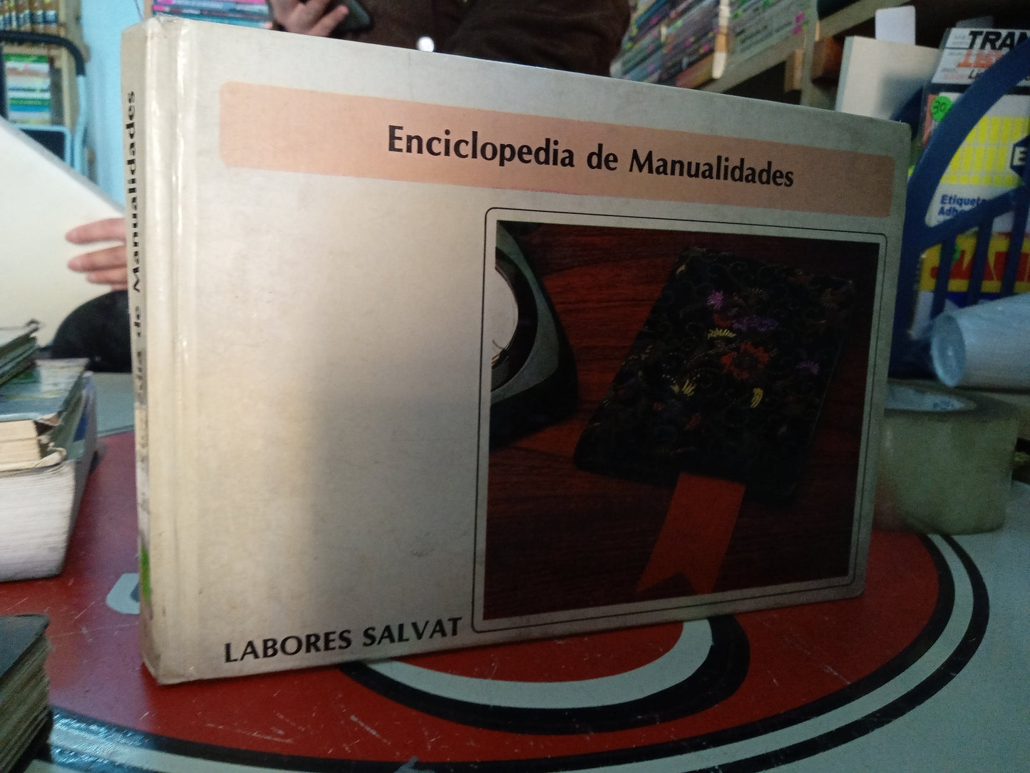 ENCICLOPEDIA DE MANUALIDADES BORDADO LAMPARAS Y PANTALLAS USADO OFICIOS LITERARIO 207