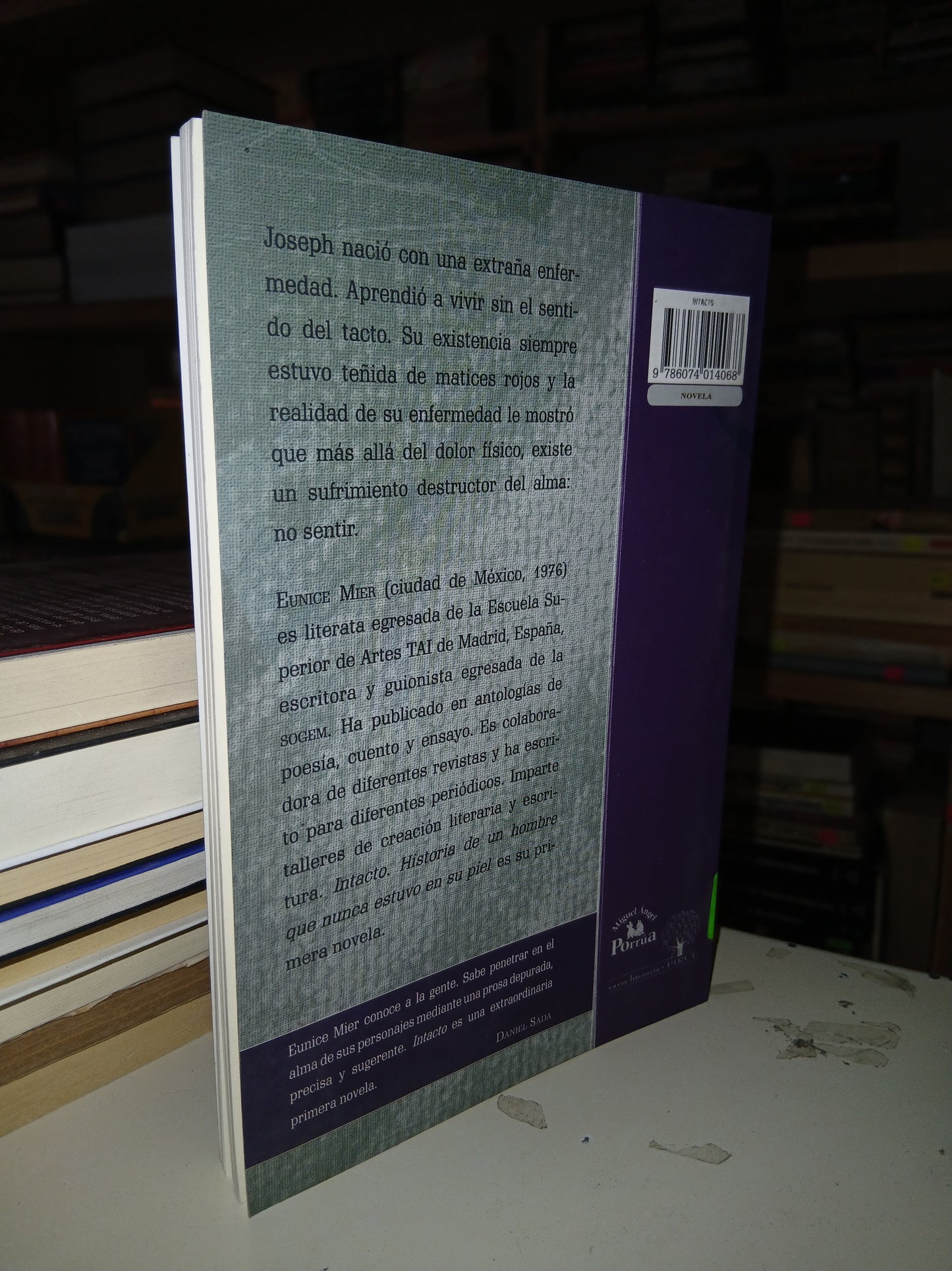 INTACTO: HISTORIA DE UN HOMBRE QUE NUNCA ESTUVO EN SU PIEL POR EUNICE MIER USADO NOVELA LITERARIO 207