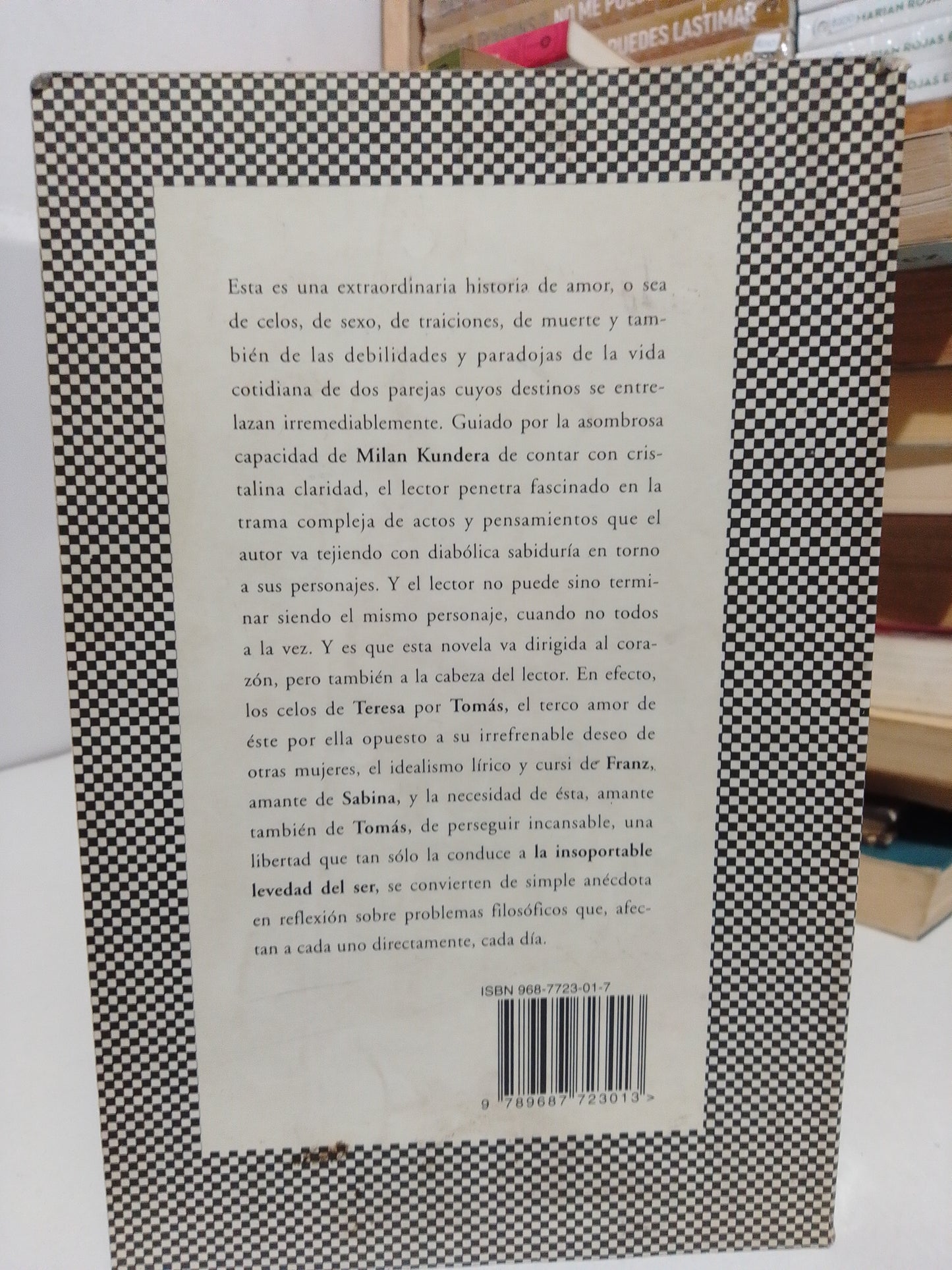 LA INSOPORTABLE LEVEDAD DEL SER POR MILAN KUNDERA USADO NOVELA JUÁREZ