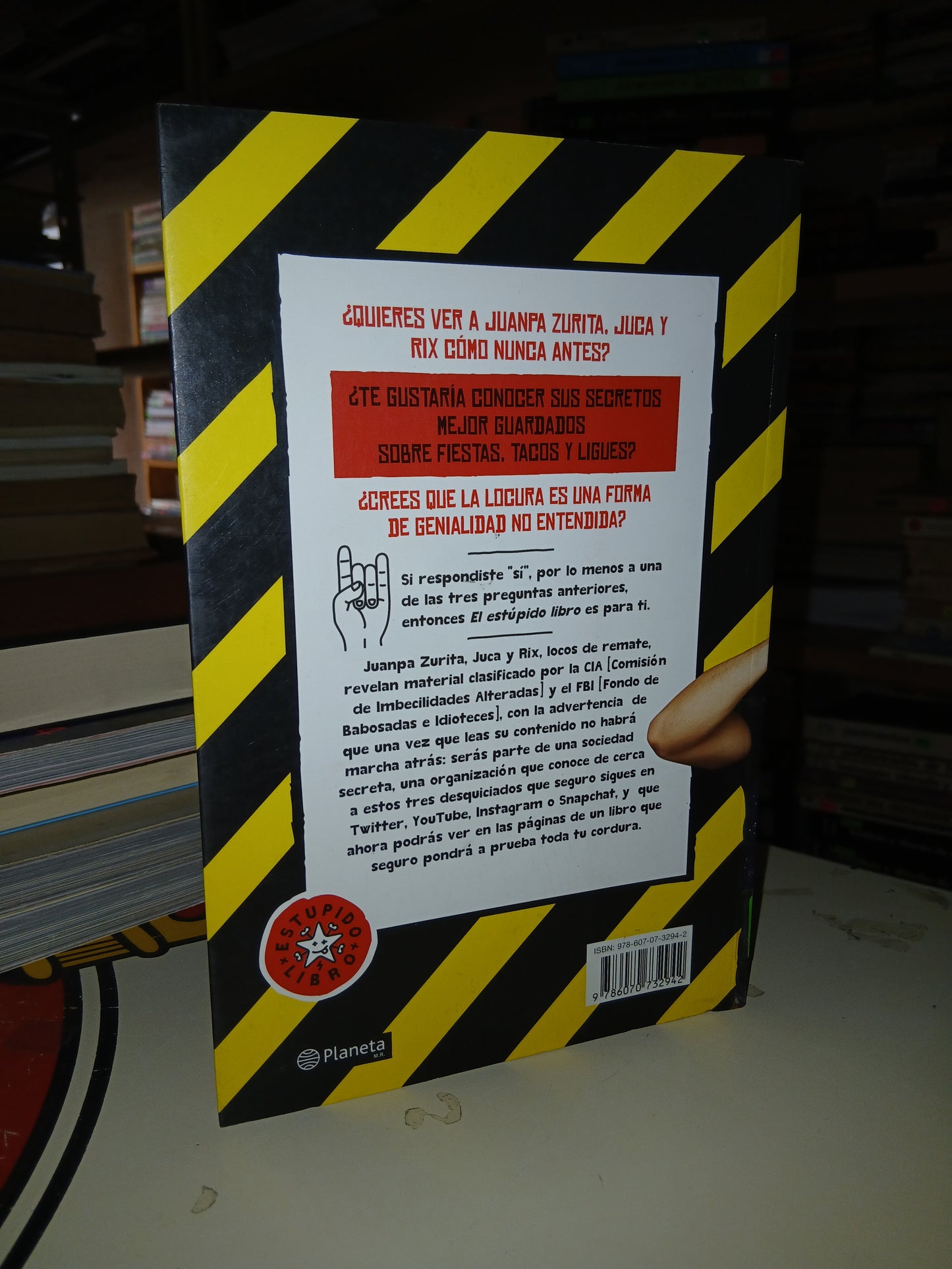 EL ESTÚPIDO LIBRO POR JUCA, RIX Y JUANPA USADO NOVELA LITERARIO 207