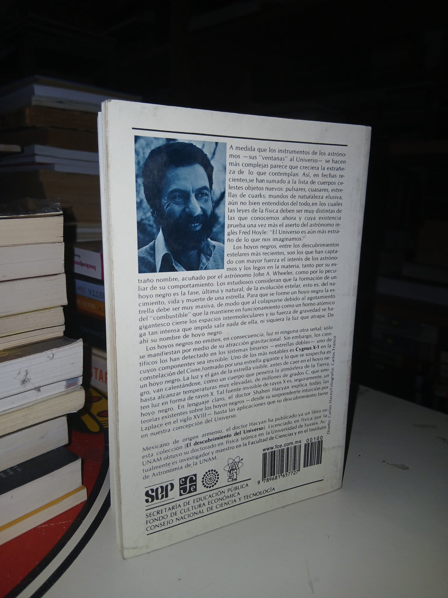 LOS HOYOS NEGROS Y LA CURVATURA DEL ESPACIO-TIEMPO POR SHAHEN HACYAN USADO CIENCIA LITERARIO 207