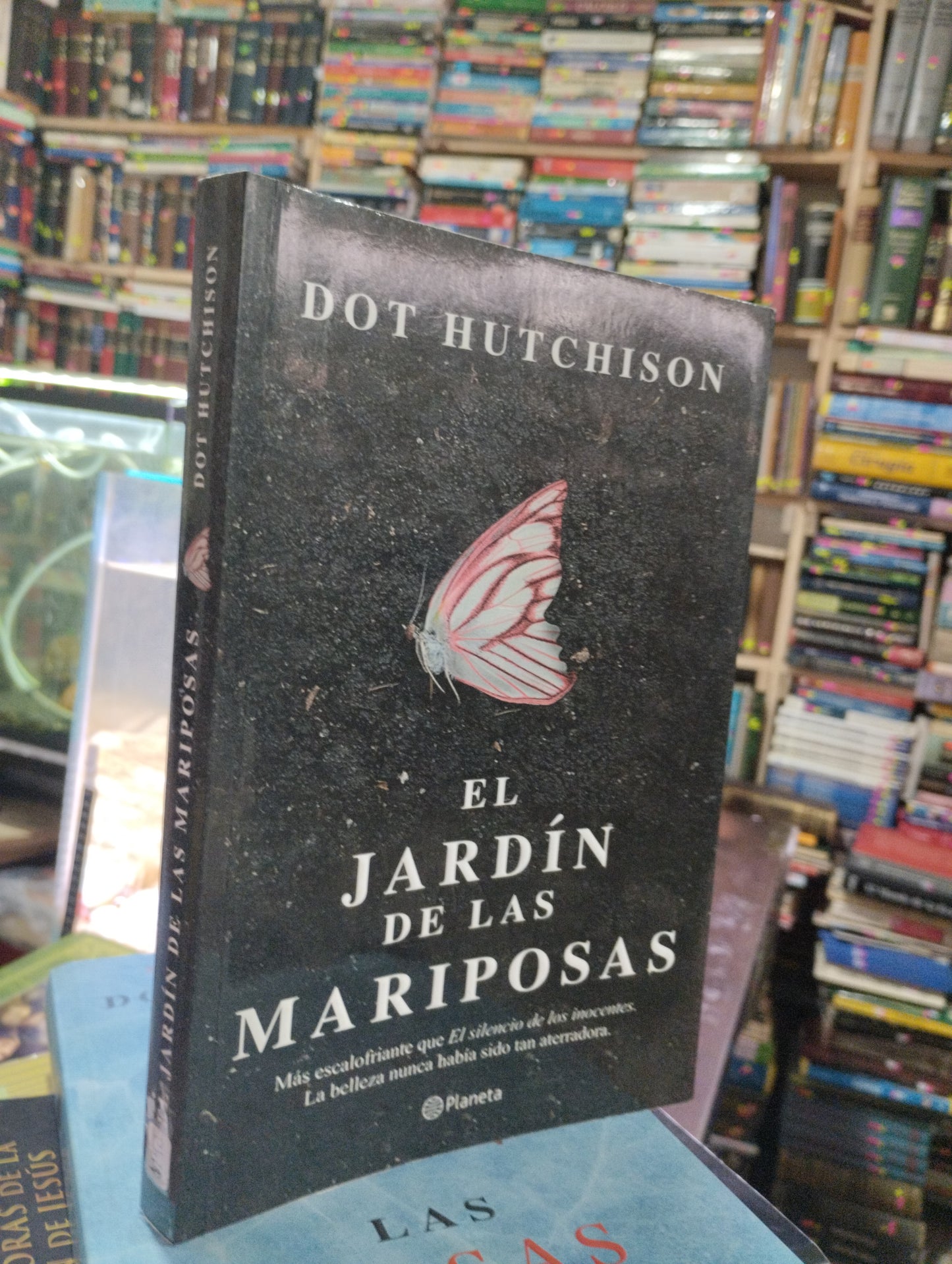 EL JARDIN DE LAS MARIPOSAS POR DOT HUTCHISON USADO NOVELAS ALDAMA