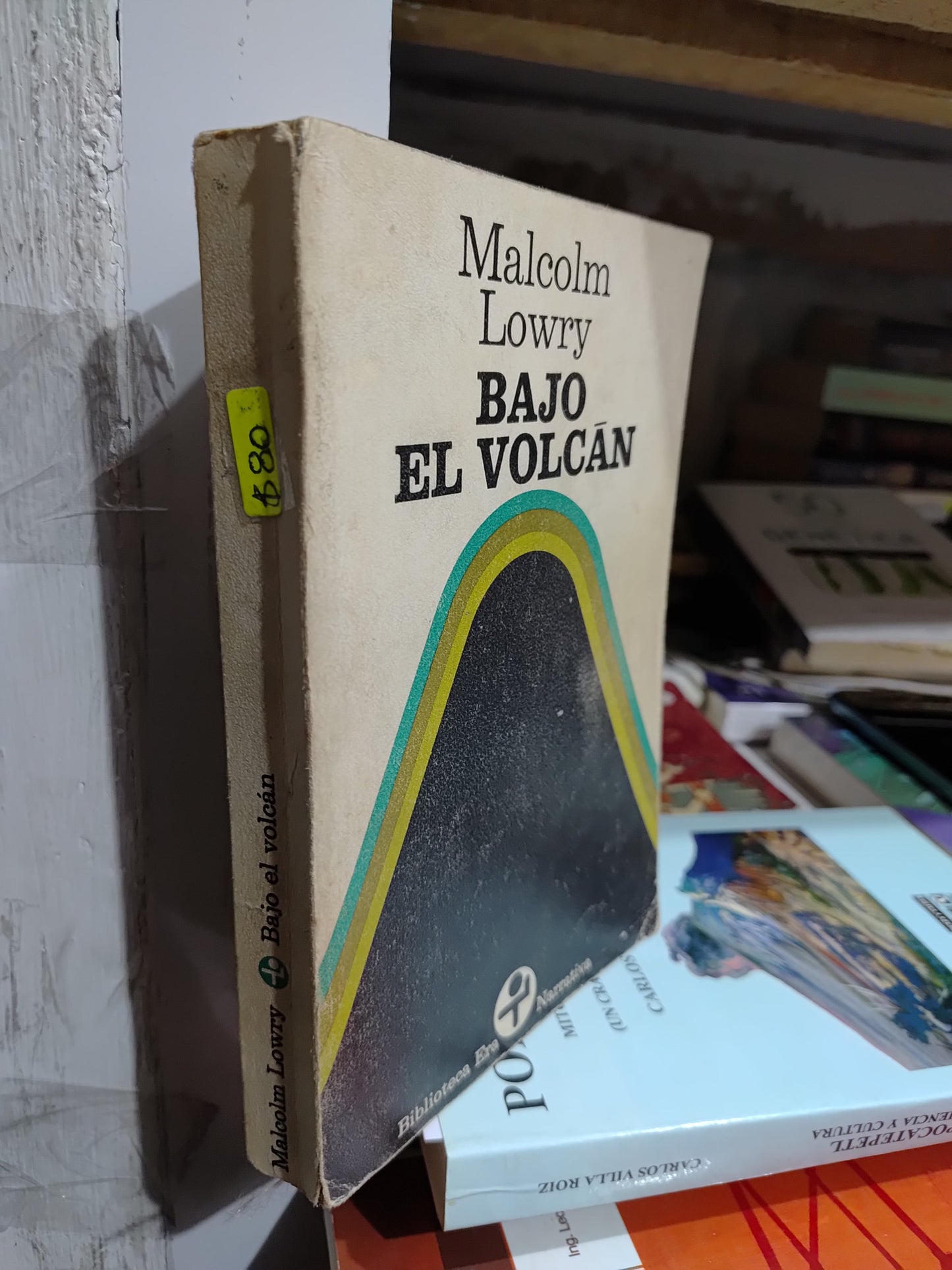 BAJO EL VOLCAN POR MALCOM LOWLY USADO NOVELAS JUAREZ