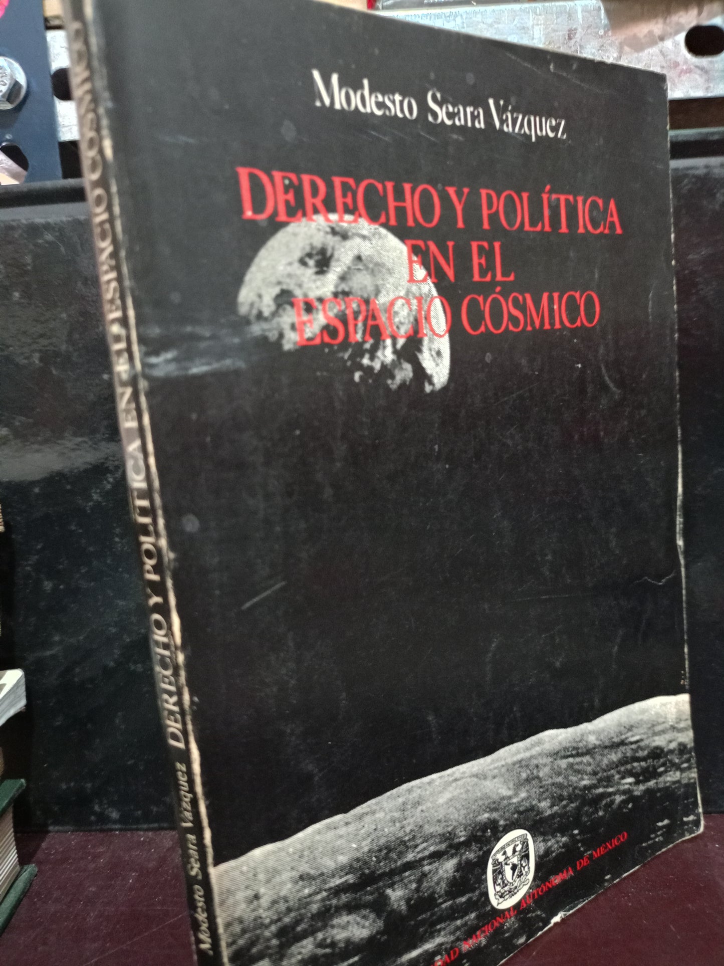 DERECHO Y POLÍTICA EN EL ESPACIO CÓSMICO POR MODESTO SEARA VÁZQUEZ USADO DERECHO LITERARIO 305