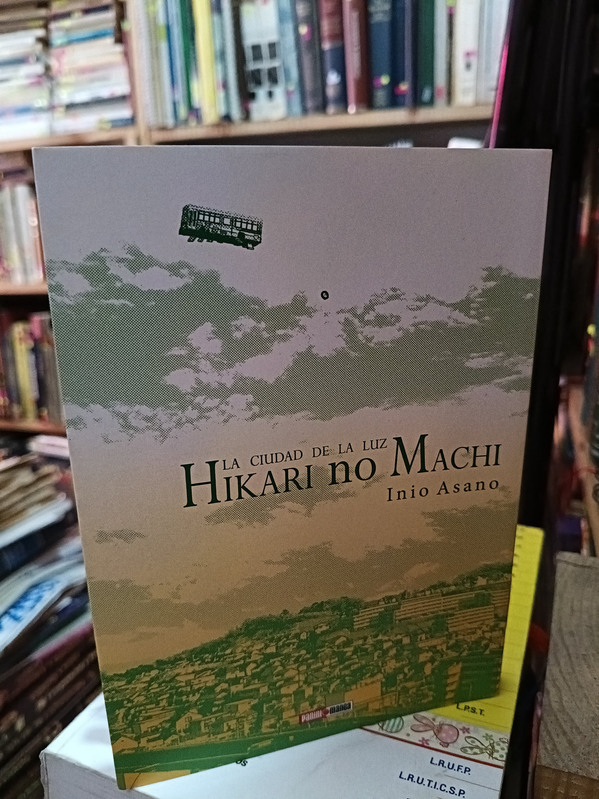 LA CIUDAD DE LA LUZ HIKARI NO MACHI INIO ASANO USADO NOVELA LITERARIO 305