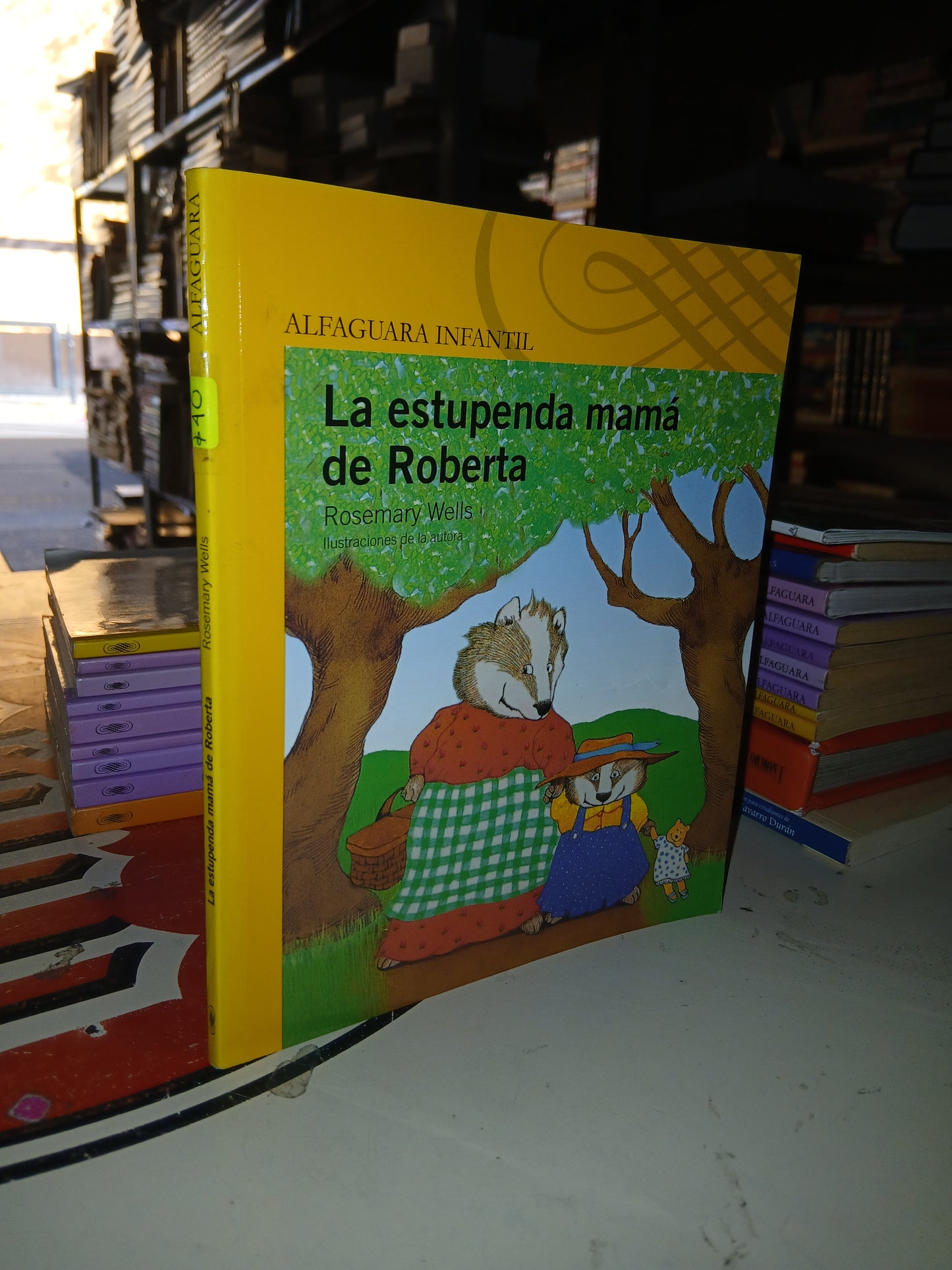 LA ESTUPENDA MAMÁ DE ROBERTA POR ROSEMARY WELLS USADO INFANTIL LITERARIO 207