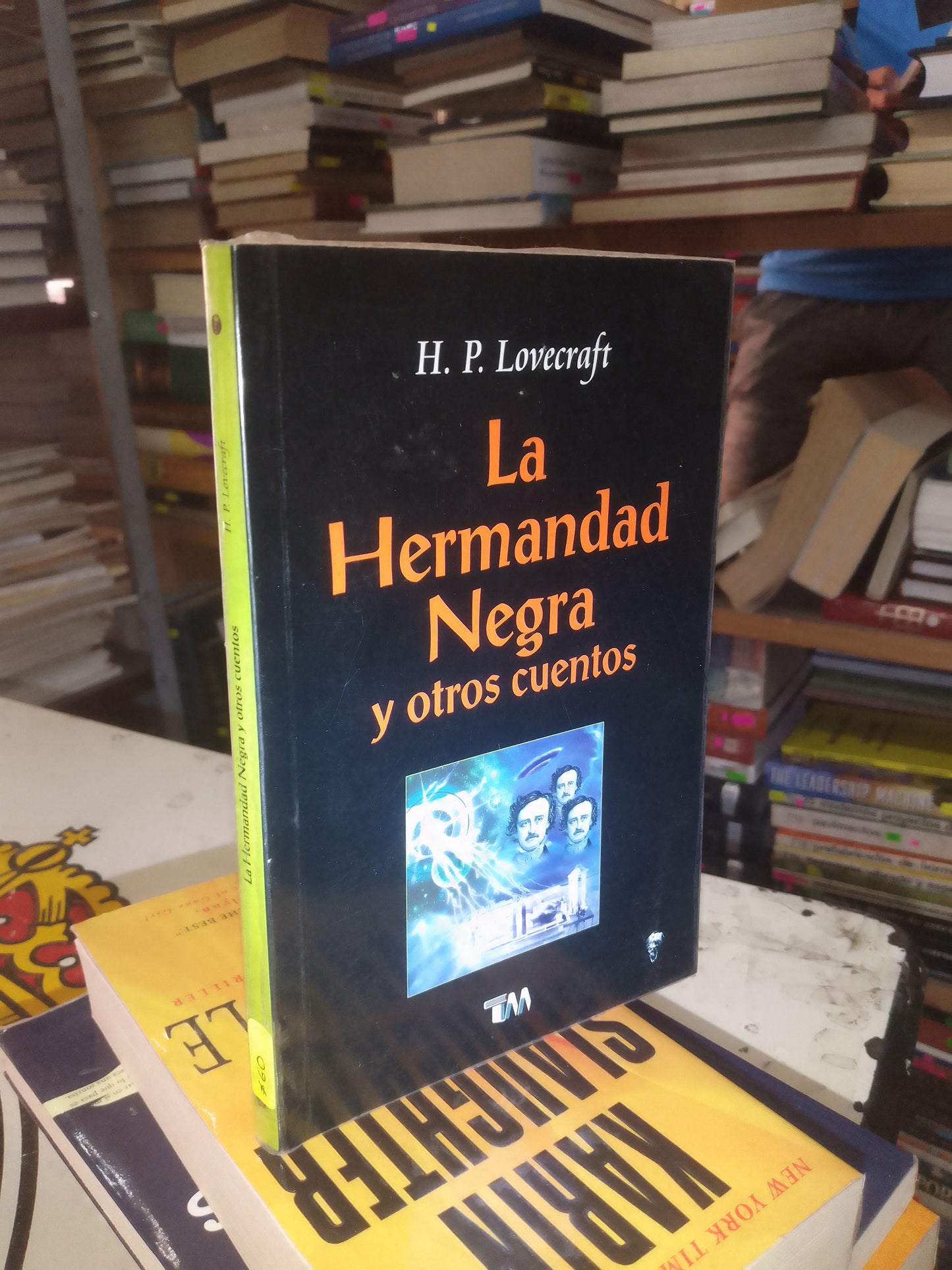 LA HERMANDAD NEGRA Y OTROS CUENTOS POR H. P. LOVECRAFT USADO NOVELA LITERARIO 207