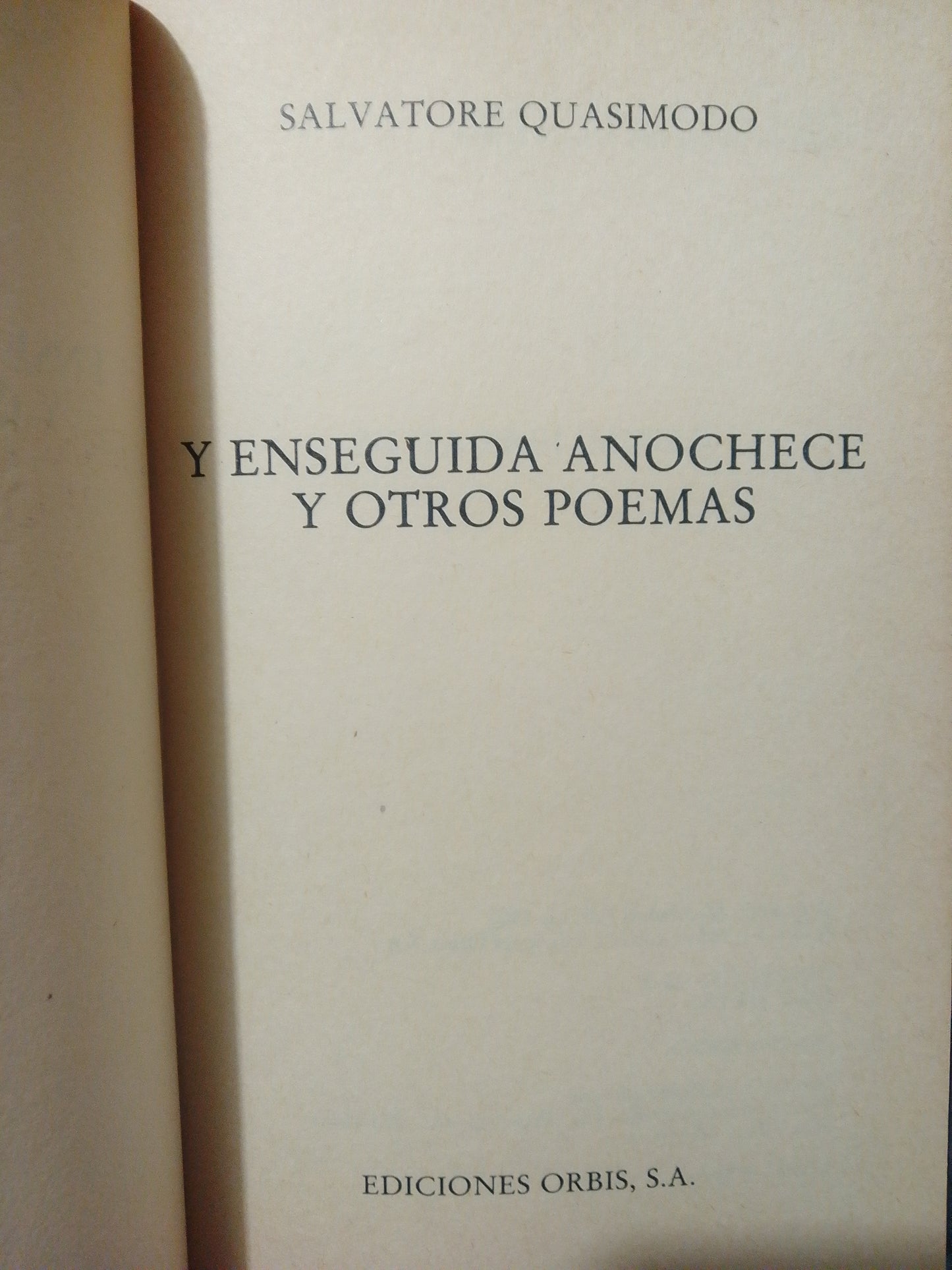 Y ENSEGUIDA ANOCHECE Y OTROS POEMAS #11 POR SALVATORE QUASIMODO USADO NOVELA JUÁREZ