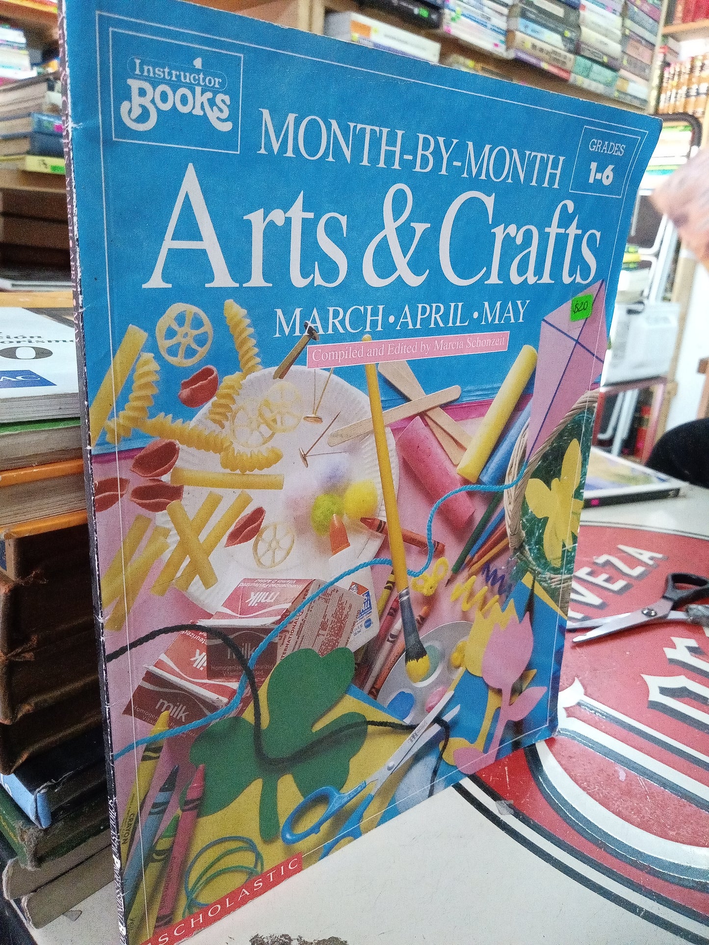 MONTH BY MONTH ARTS Y CRAFTS USADO OFICIOS LITERARIO 207