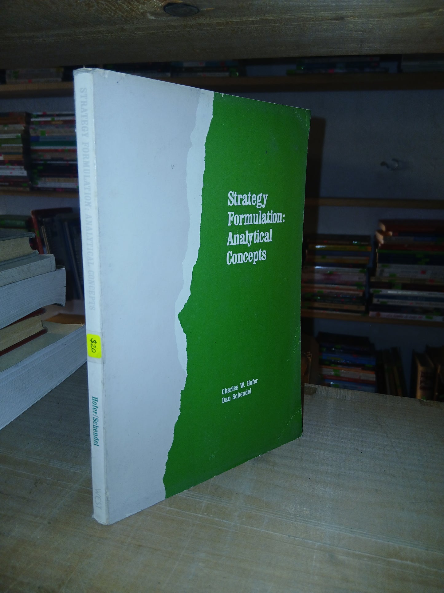STRATEGY FORMULATION: ANALYTICAL CONCEPTS POR CHARLES W. HOFER Y DAN SCHENDEL USADO ADMINISTRACIÓN LITERARIO 207