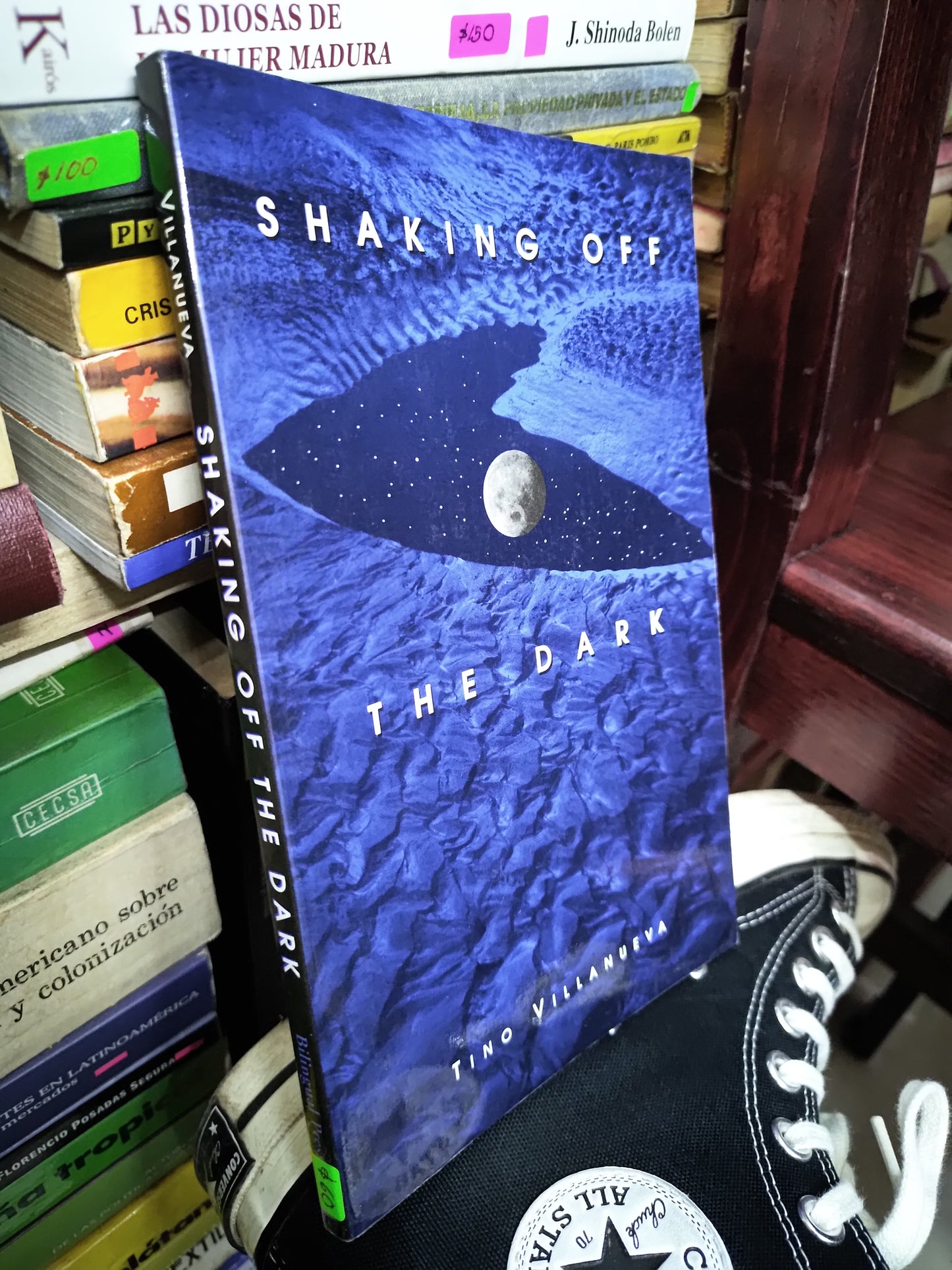 SHAKING OFF THE DARK POR TINO VILLANUEVA USADO IDIOMAS LITERARIO 207
