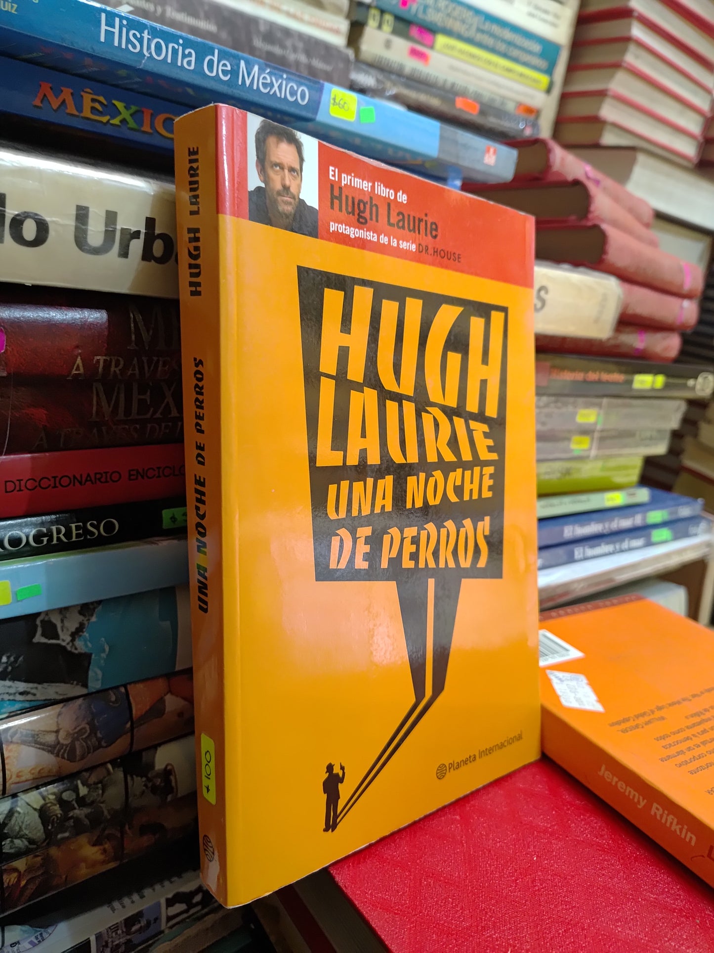 UNA NOCHE DE PERROS POR HUGH LAURIE USADO NOVELAS JUAREZ 507