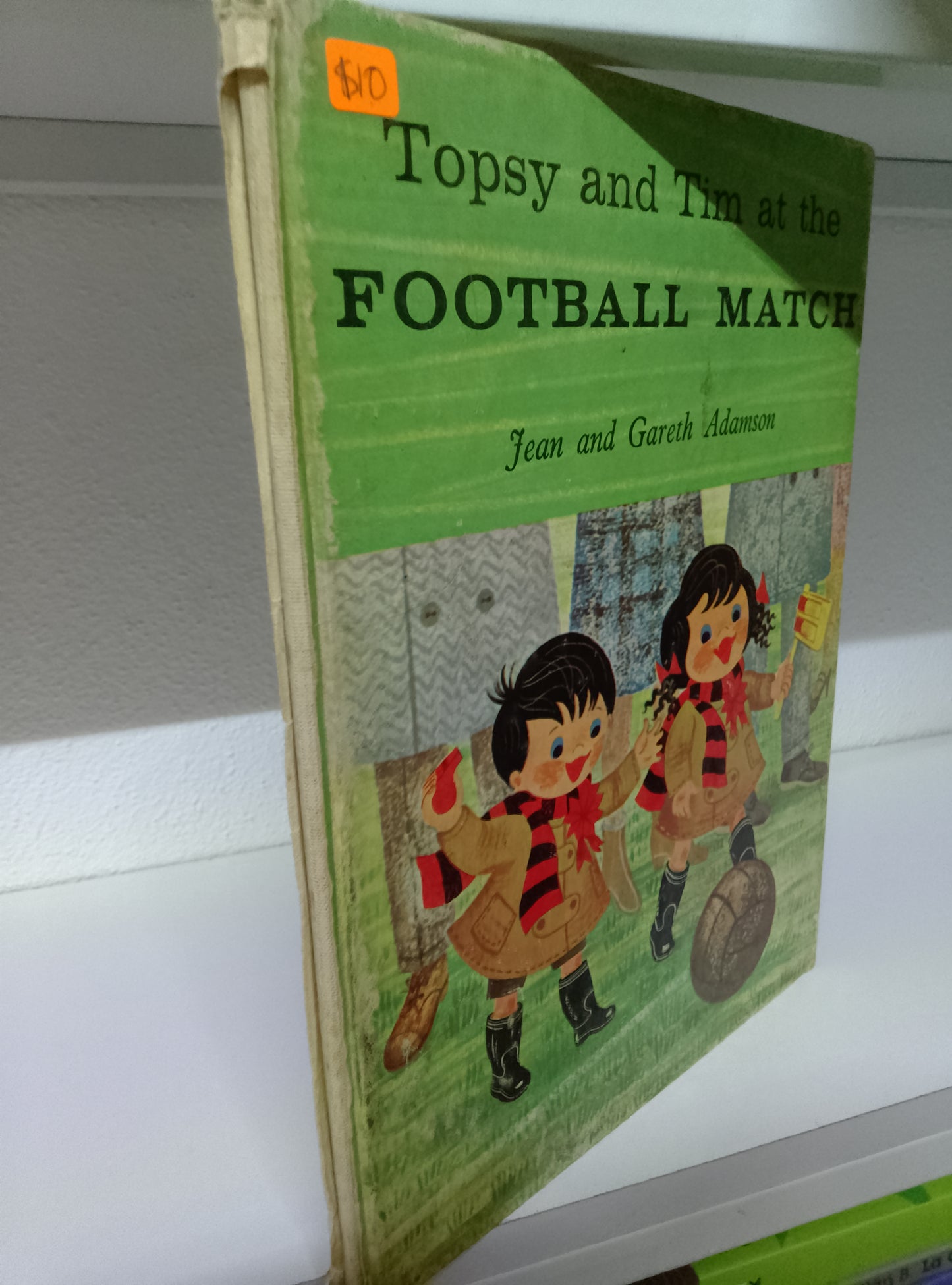 TOPSY AND TIM AT THE FOOTBALL MATCH JEAN AND GARETH ADAMSON USADO IDIOMAS JUAREZ 515