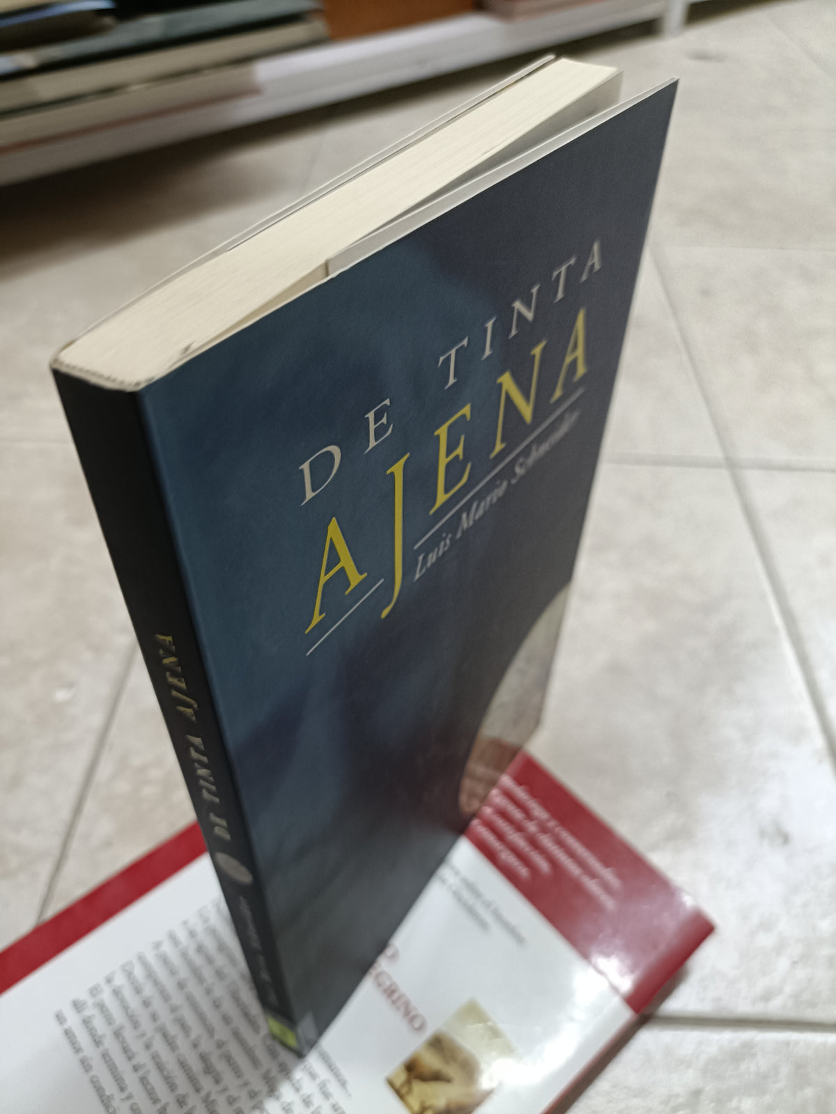 DE TINTA AJENA POR LUIS MARIO SCHNEIDER USADO NOVELA JUAREZ 515