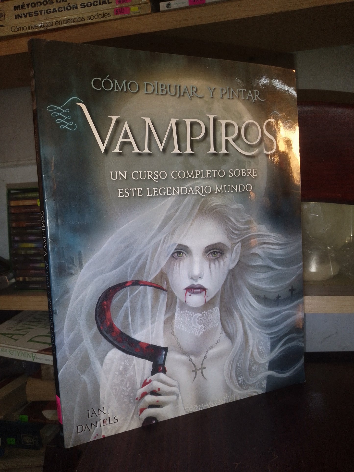 CÓMO DIBUJAR Y PINTAR VAMPIROS POR IAN DANIELS USADO ARTE LITERARIO 207