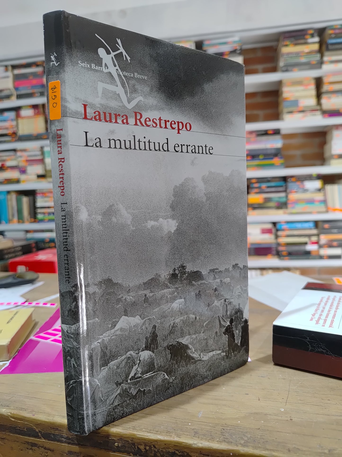 LA MULTITUD ERRANTE POR LAURA RESTREPO USADO NOVELAS JUAREZ 515