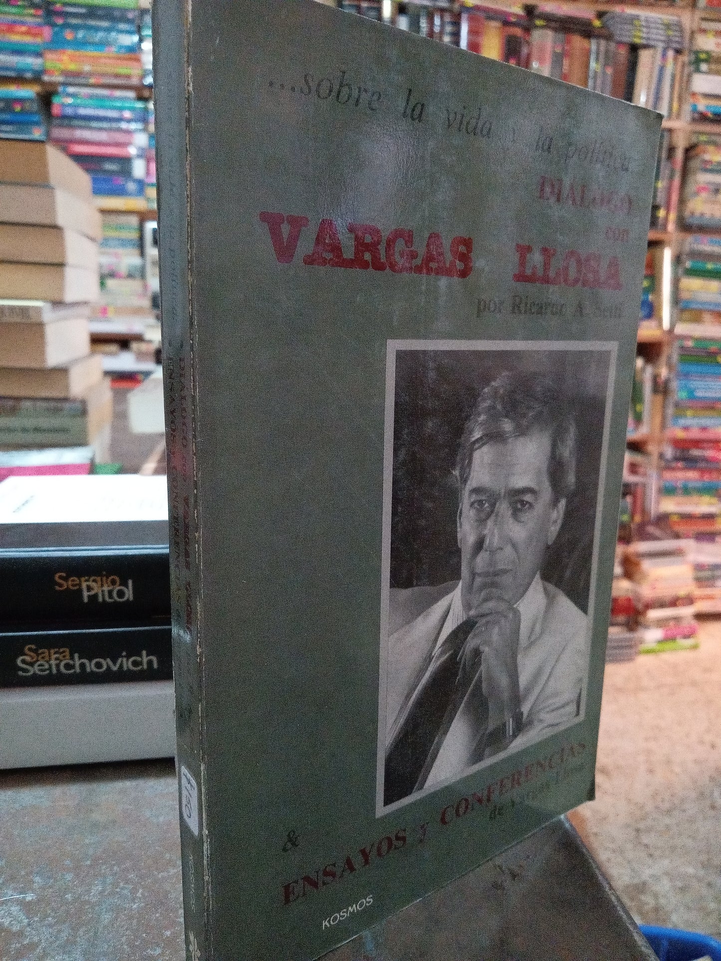 SOBRE LA VIDA Y LA POLITICA DIALOGO CON VARGAS LLOSA POR RICARDO A SENTTI USADO NOVELA ALDAMA
