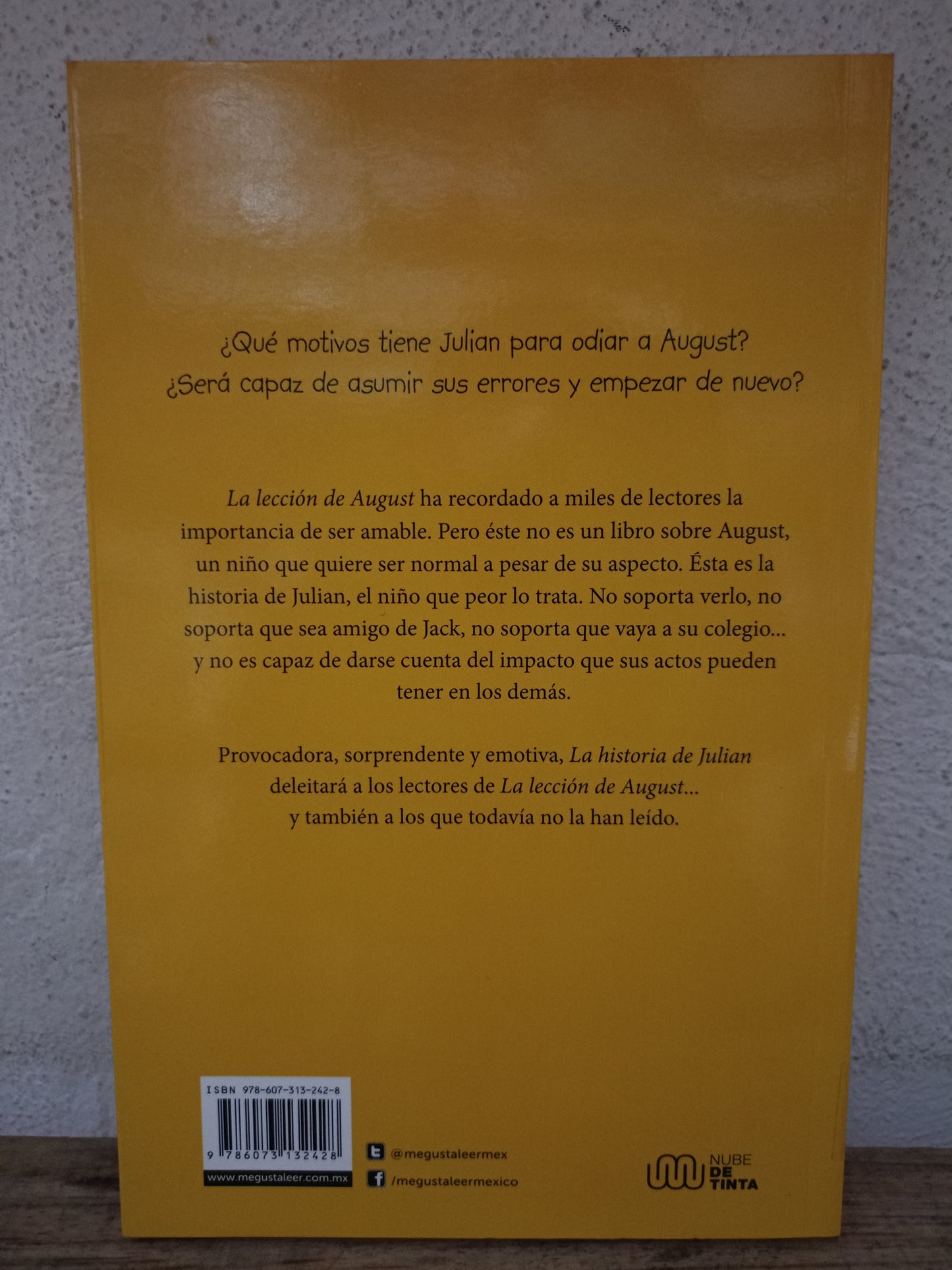 LA HISTORIA DE JULIAN POR R.J. PALACIO USADO NOVELA LITERARIO 305