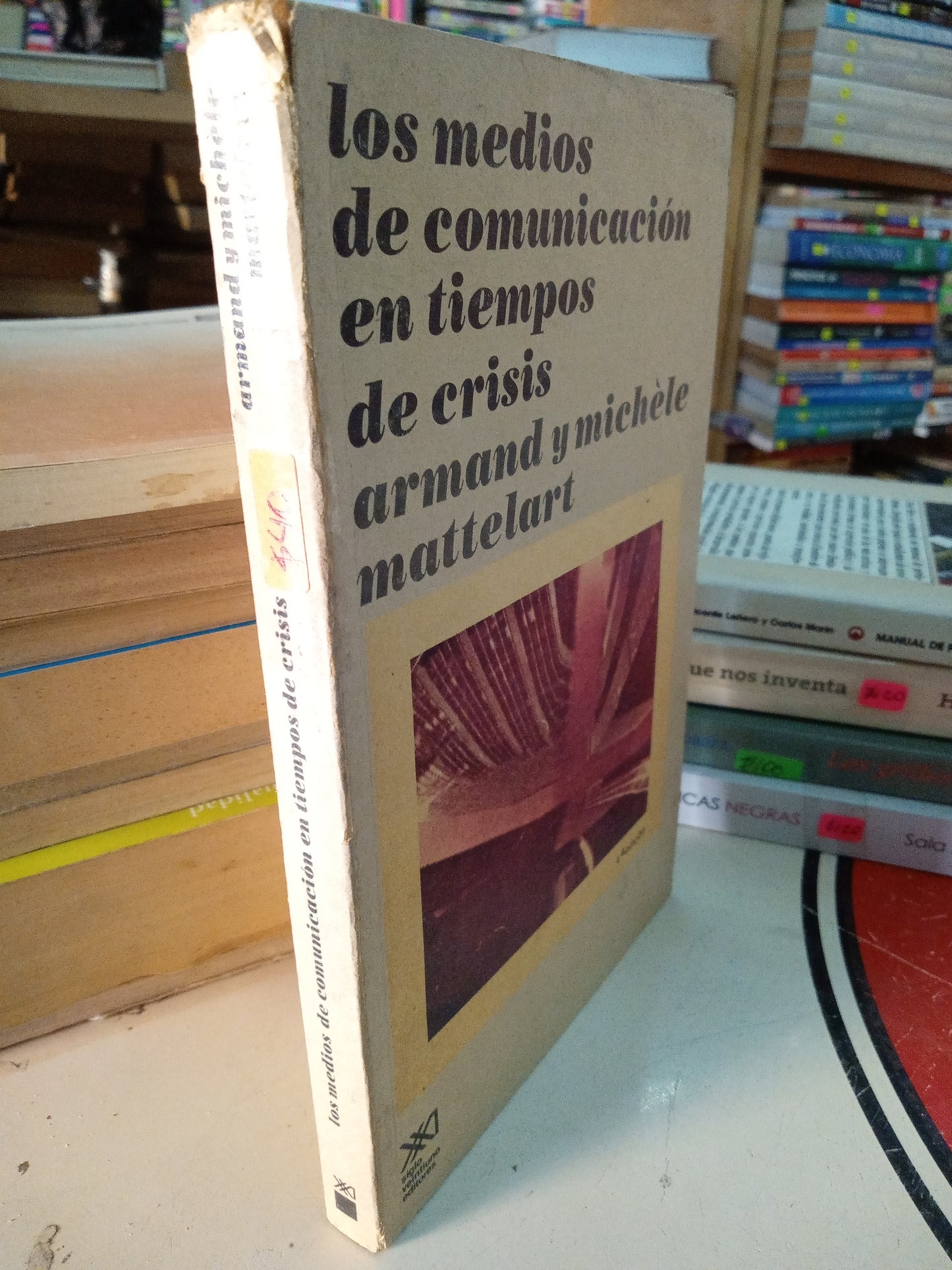LOS MEDIOS DE COMUNICACION EN TIEMPOS DE CRISIS POR ARMAND Y MICHELE MATTELART USADO PERIODISMO LITERARIO 207
