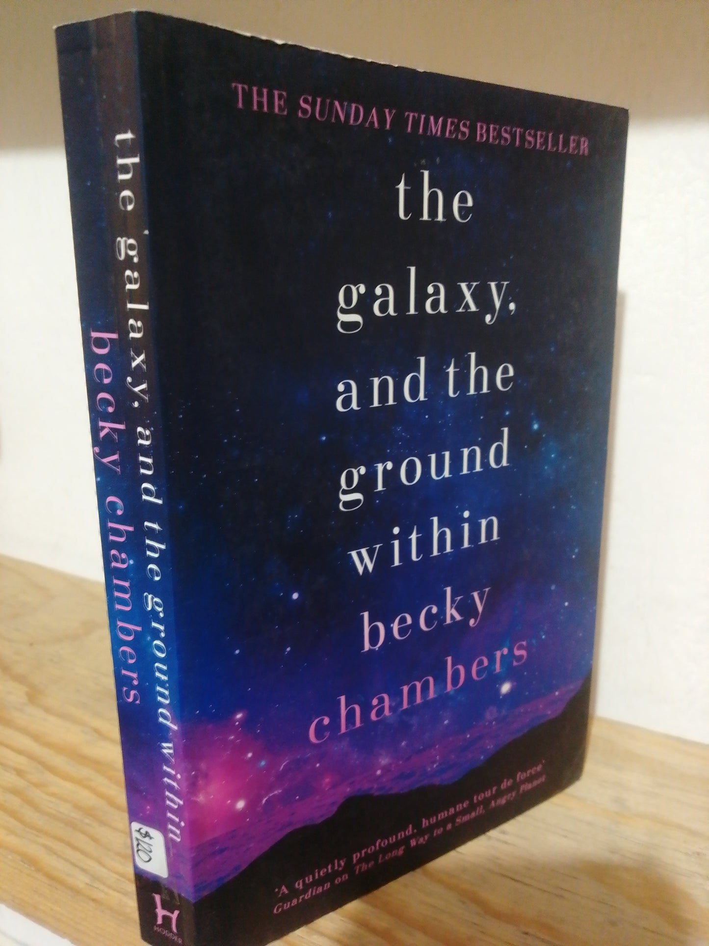 THE GALAXY AND THE GROUND POR BECKY CHAMBERS USADO IDIOMAS JUAREZ