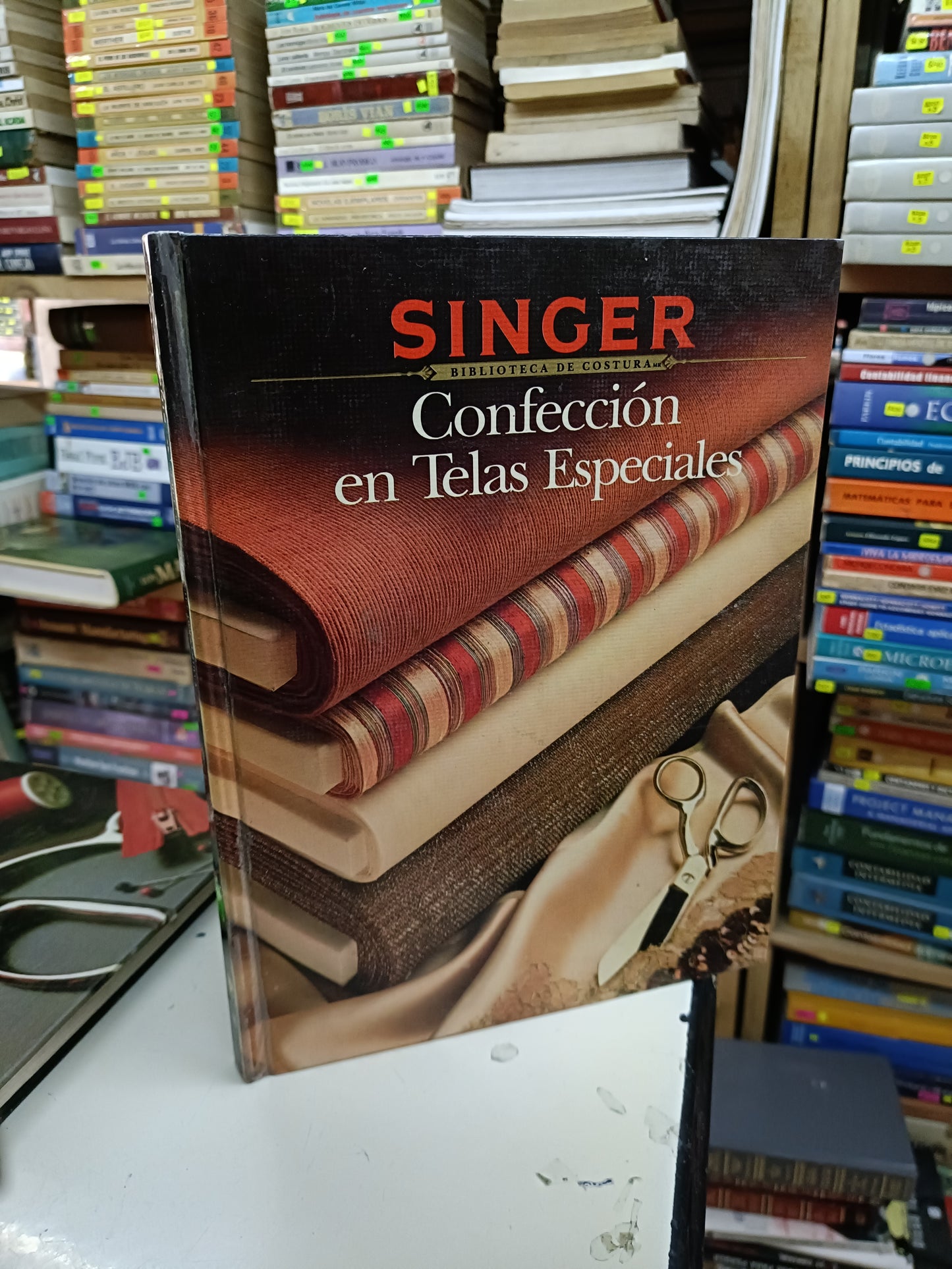 CONFECCIÓN EN TELAS ESPECIALES USADO OFICIO LITERARIO 207