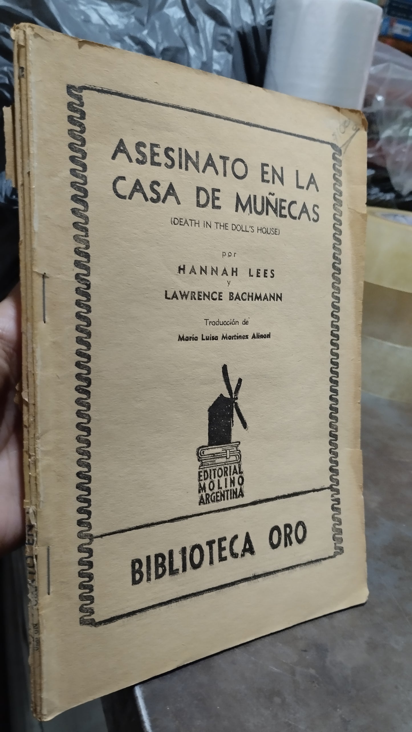 ASESINATO EN LA CASA DE MUÑECAS POR HANNAH LEES Y LAWRENCE BACHMANN LIBRO USADO ANTIGUO ALDAMA