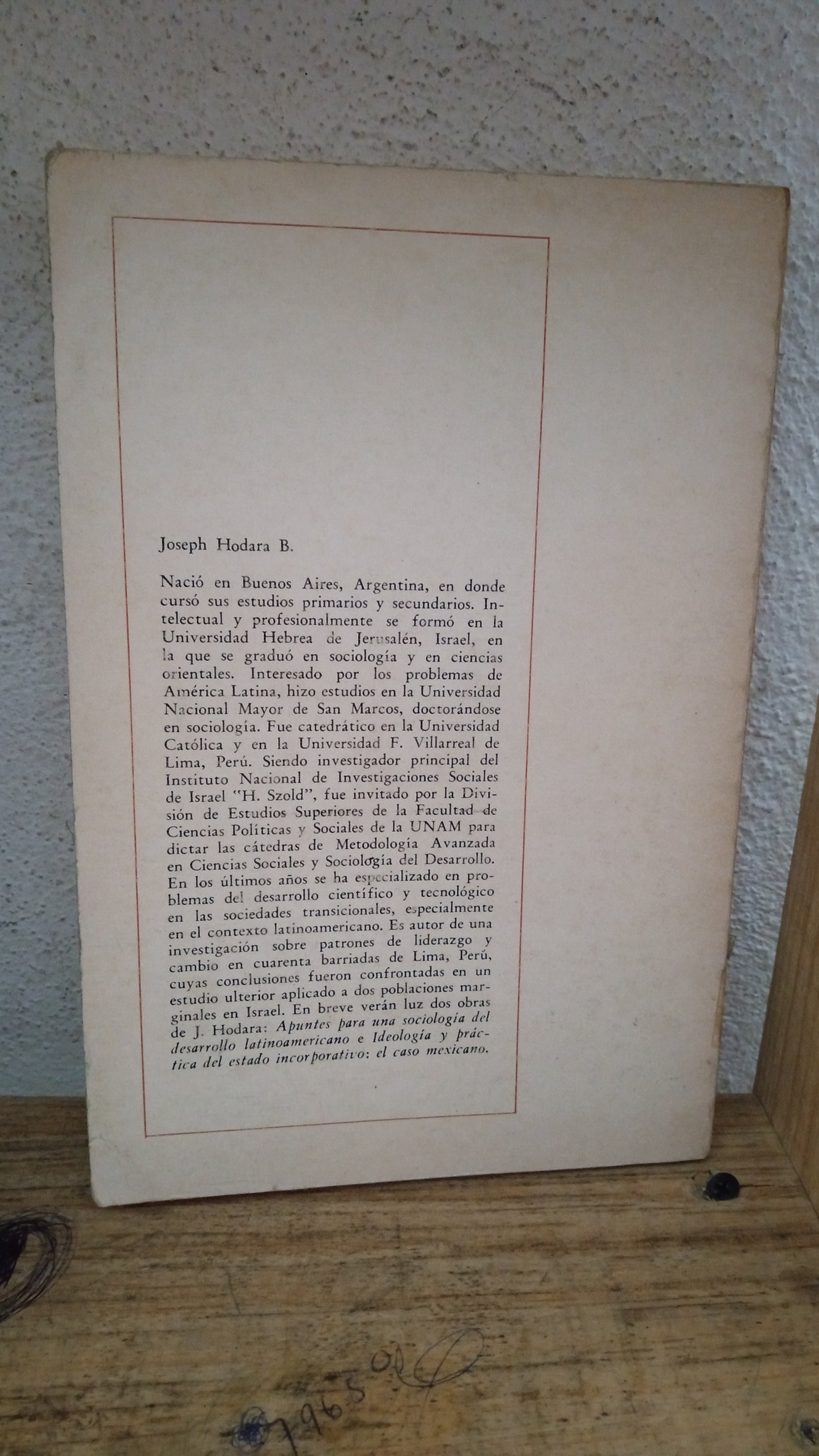 CIENTIFICOS VS POLITICOS POR JOSEPH HODARA USADO HISTORIA LITERARIO 305