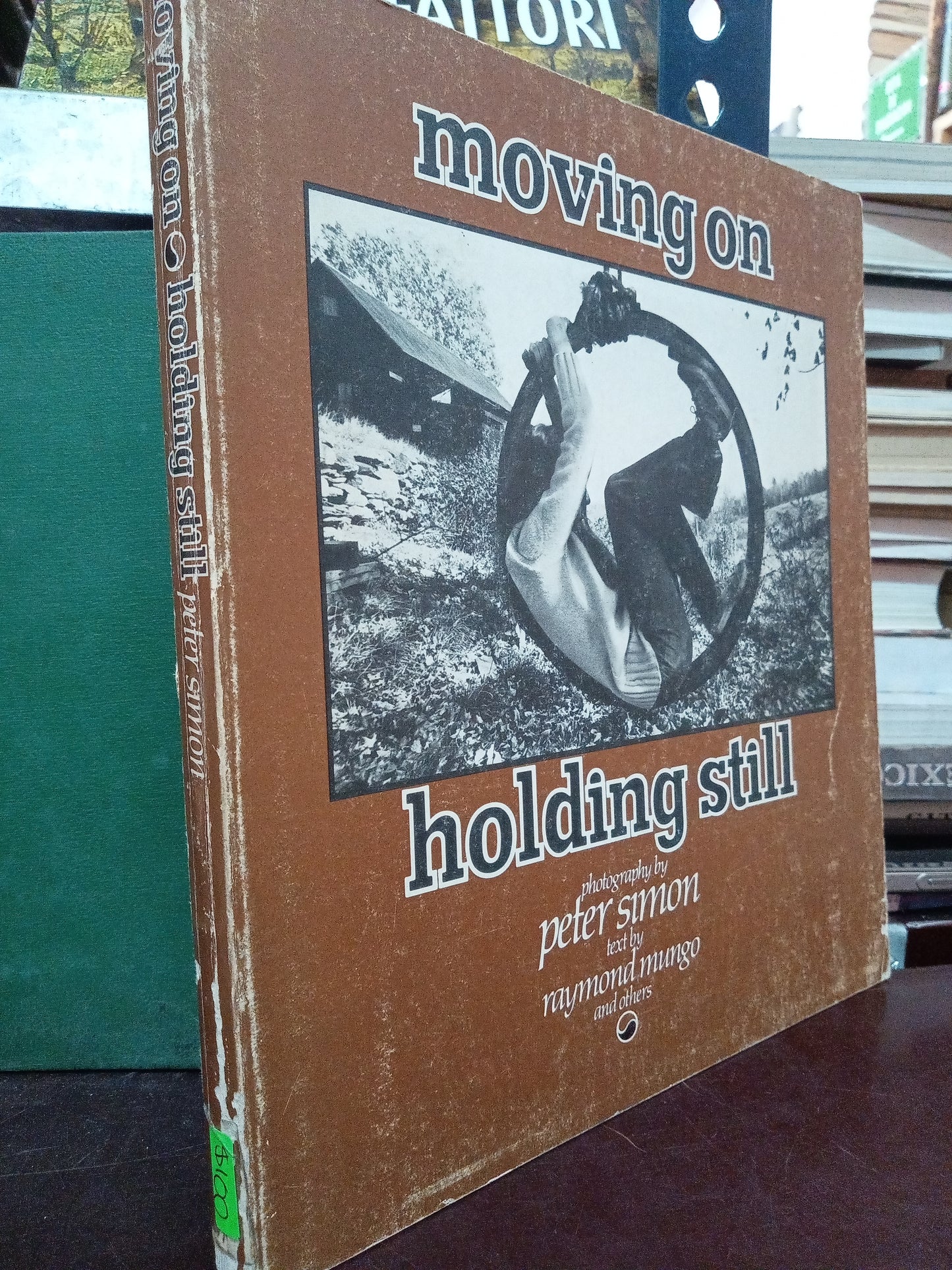 MOVING ON HOLDING STILL POR PETER SIMON USADO ARTE LITERARIO 305
