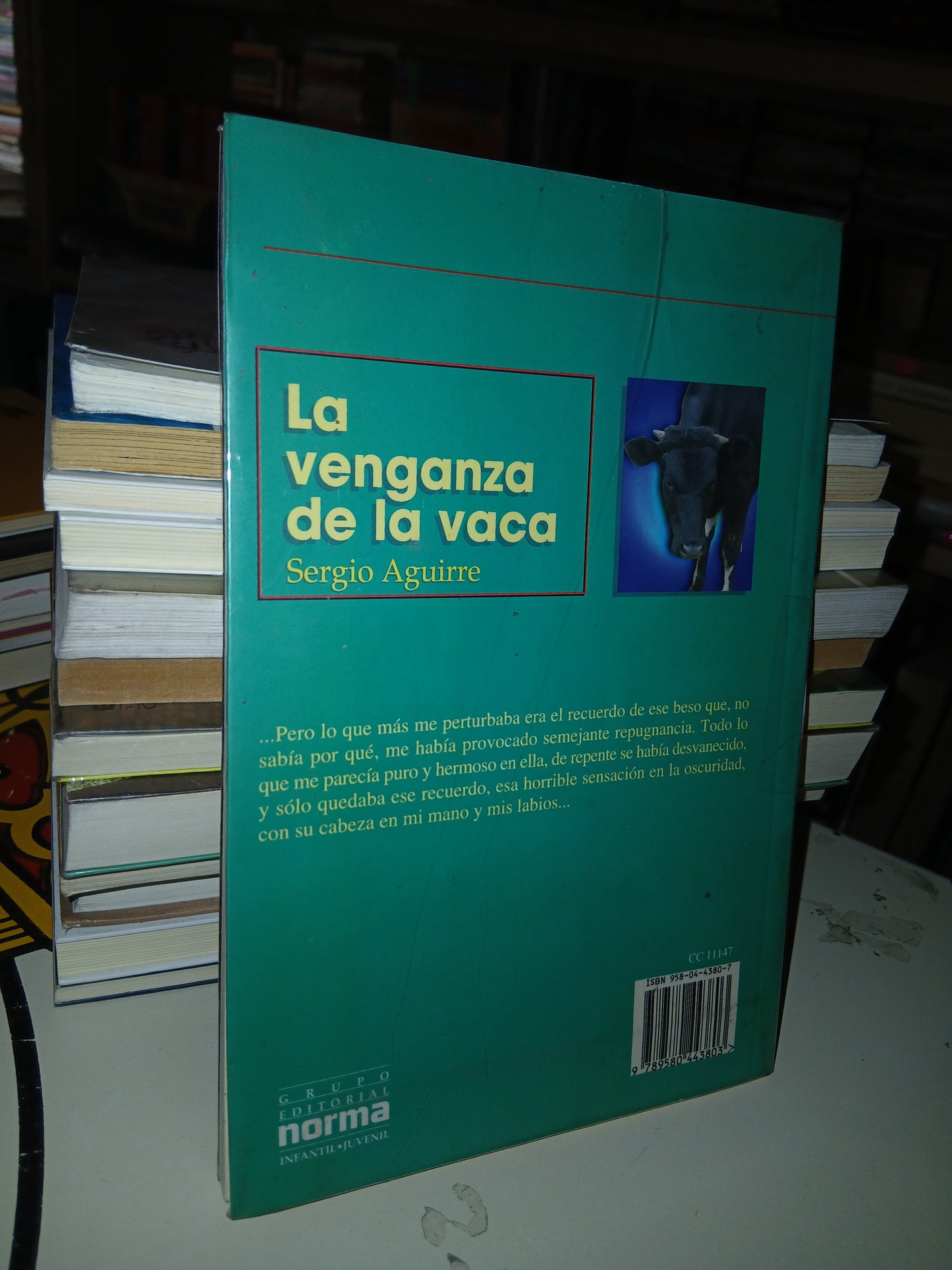 LA VENGANZA DE LA VACA POR SERGIO AGUIRRE USADO NOVELA LITERARIO
