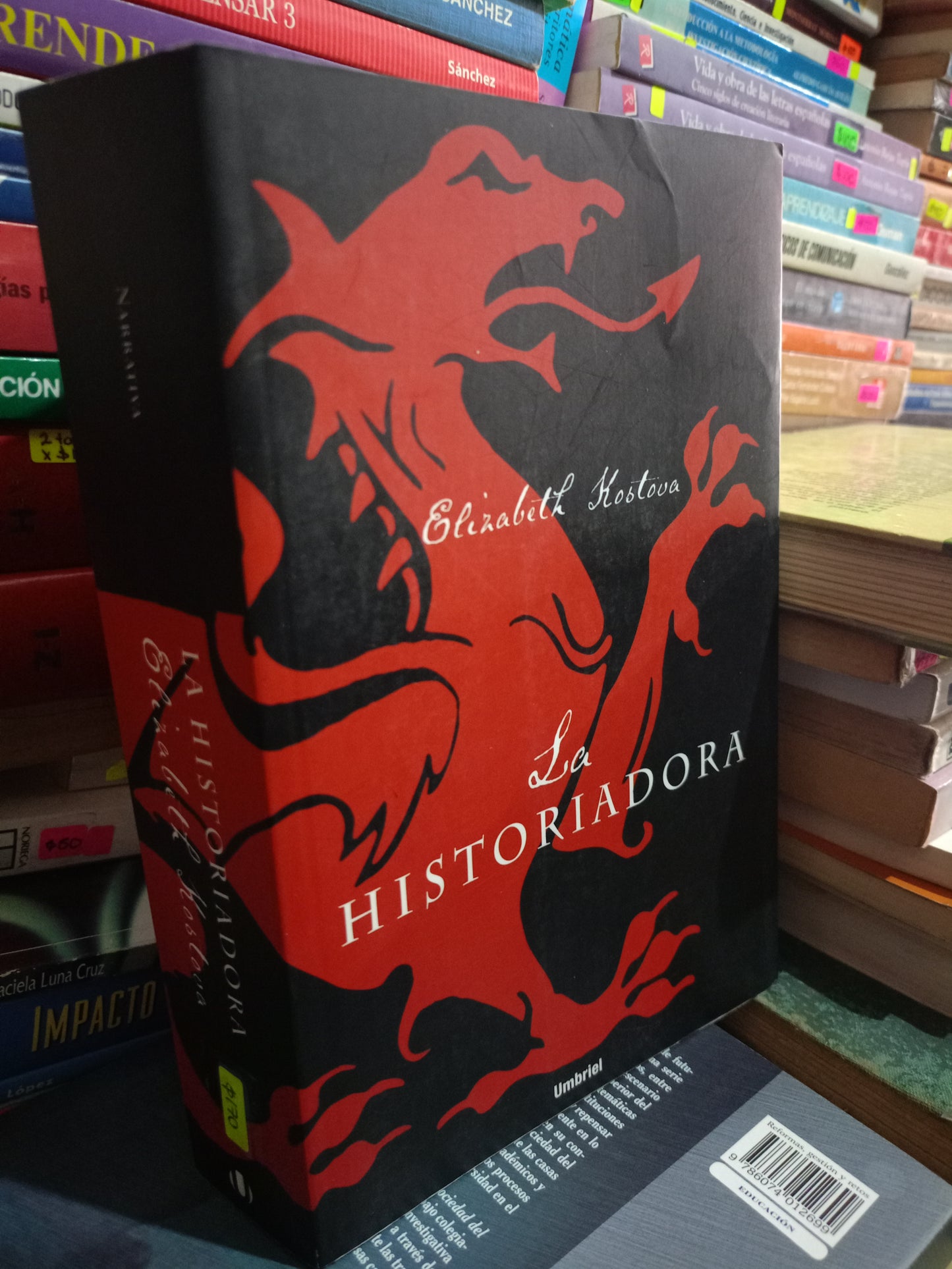 LA HISTORIADORA POR ELIZABETH KOSTOVA USADO NOVELA LITERARIO 305