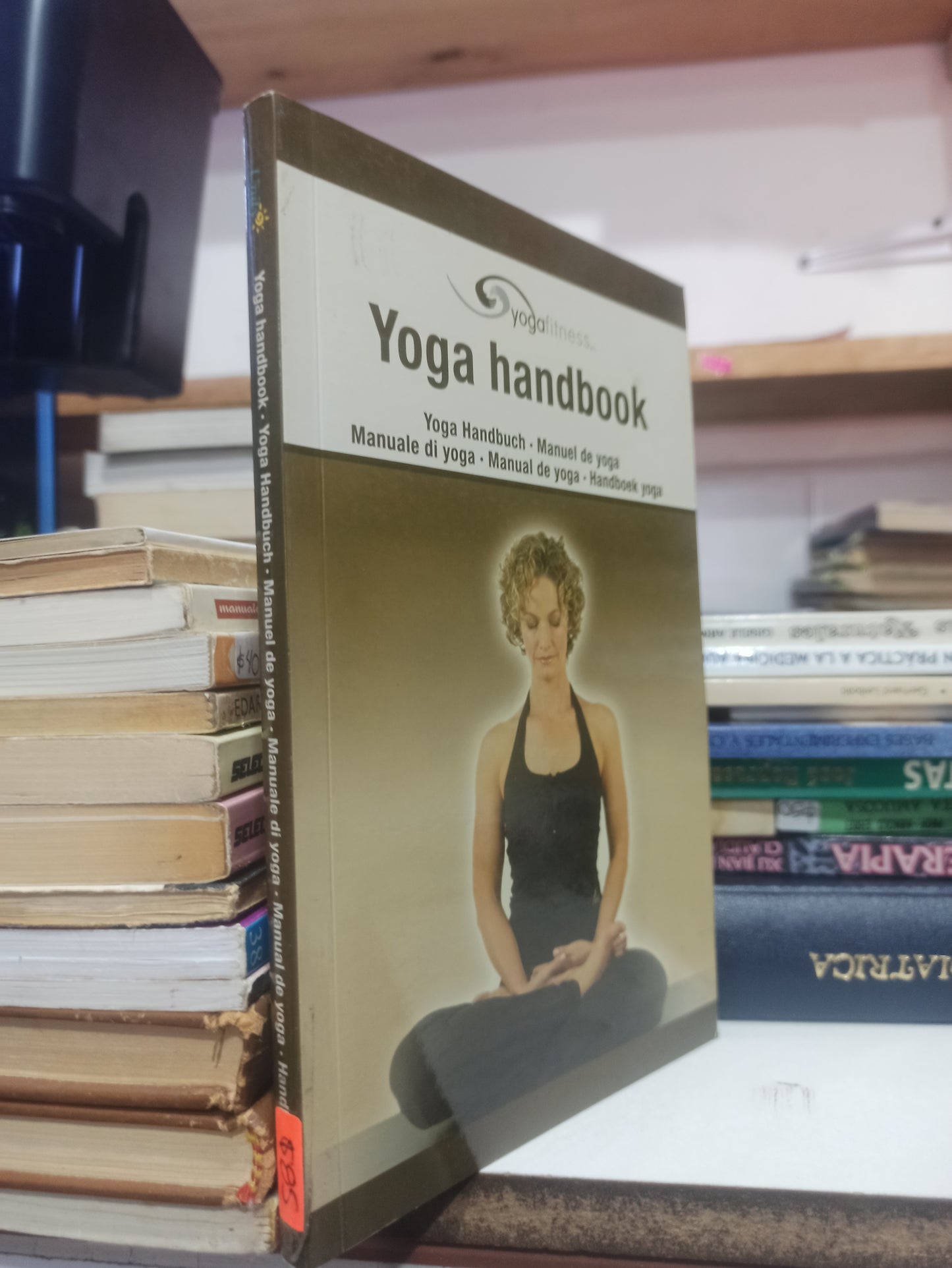 YOGA HANDBOOK POR EDITORIAL KYLIE JAYE USADO SALUD JUÁREZ