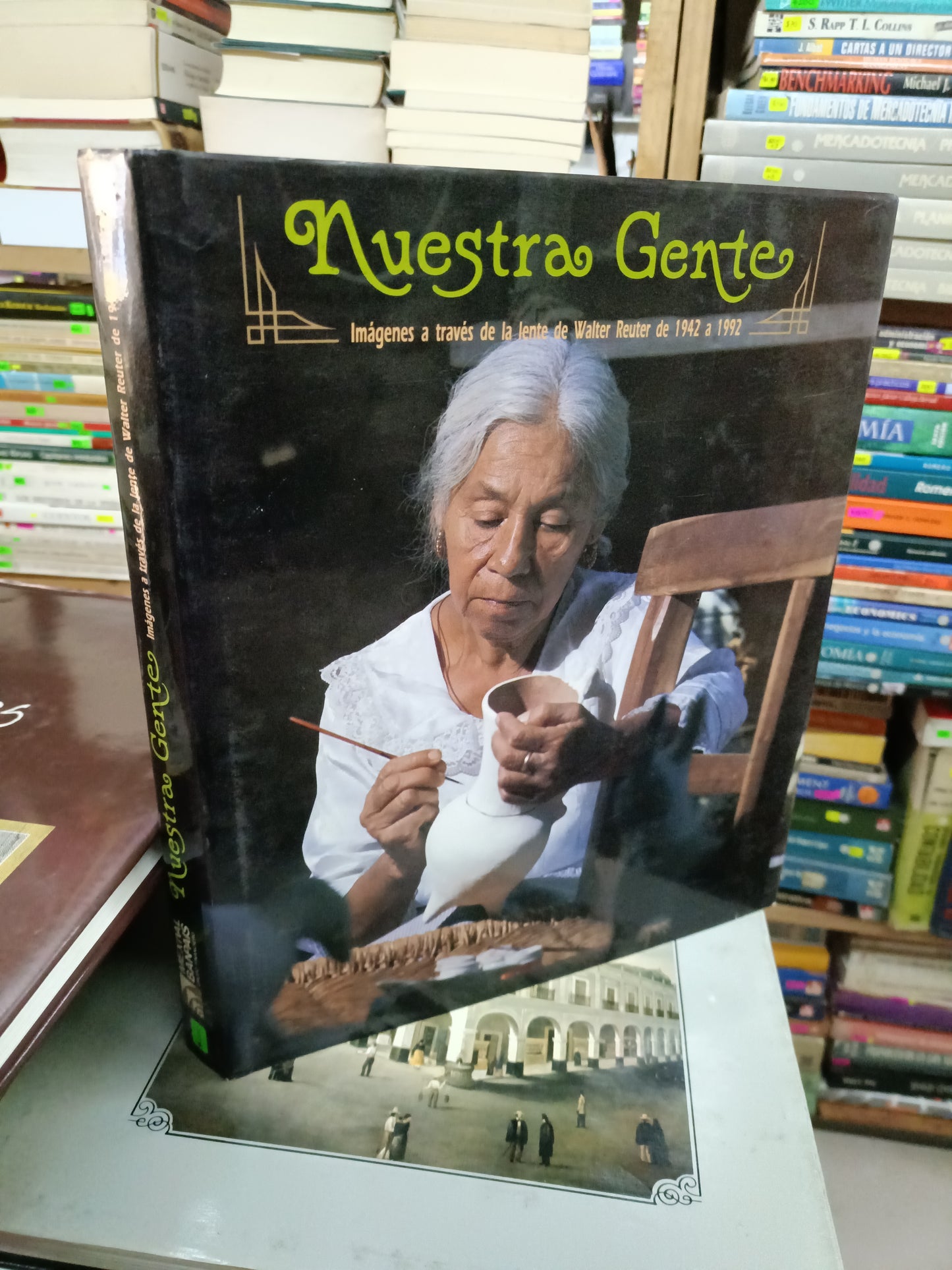 NUESTRA GENTE IMÁGENES A TRAVÉS DE LA LENTE DE WALTER REUTER DE 1942 A 1992 USADO ARTE LITERARIO 207