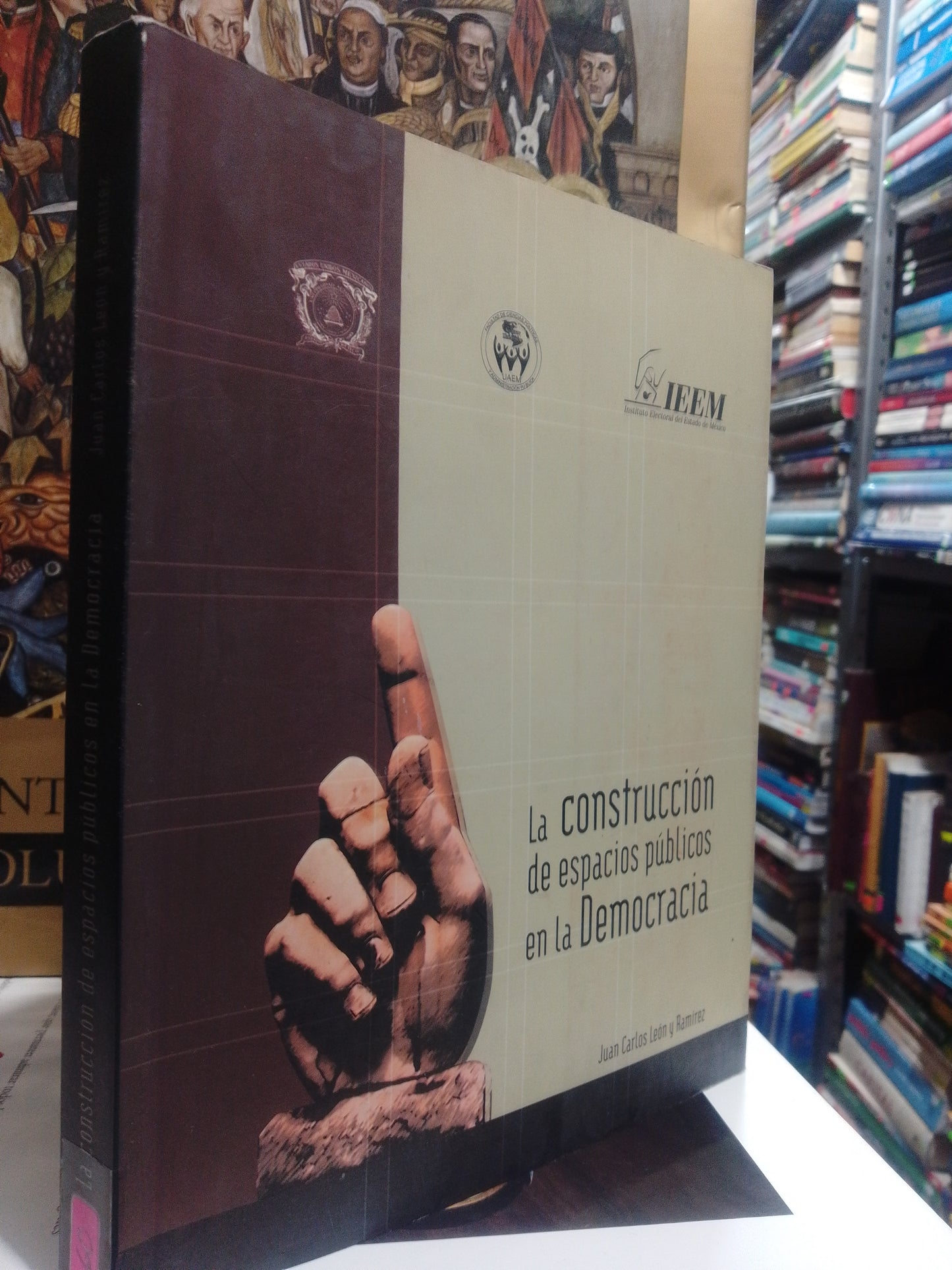LA CONSTRUCCION DE ESPACIOS PUBLICOS EN LA DEMOCRACIA POR JUAN CARLOS LEON Y RAMIREZ USADO DERECHO JUAREZ