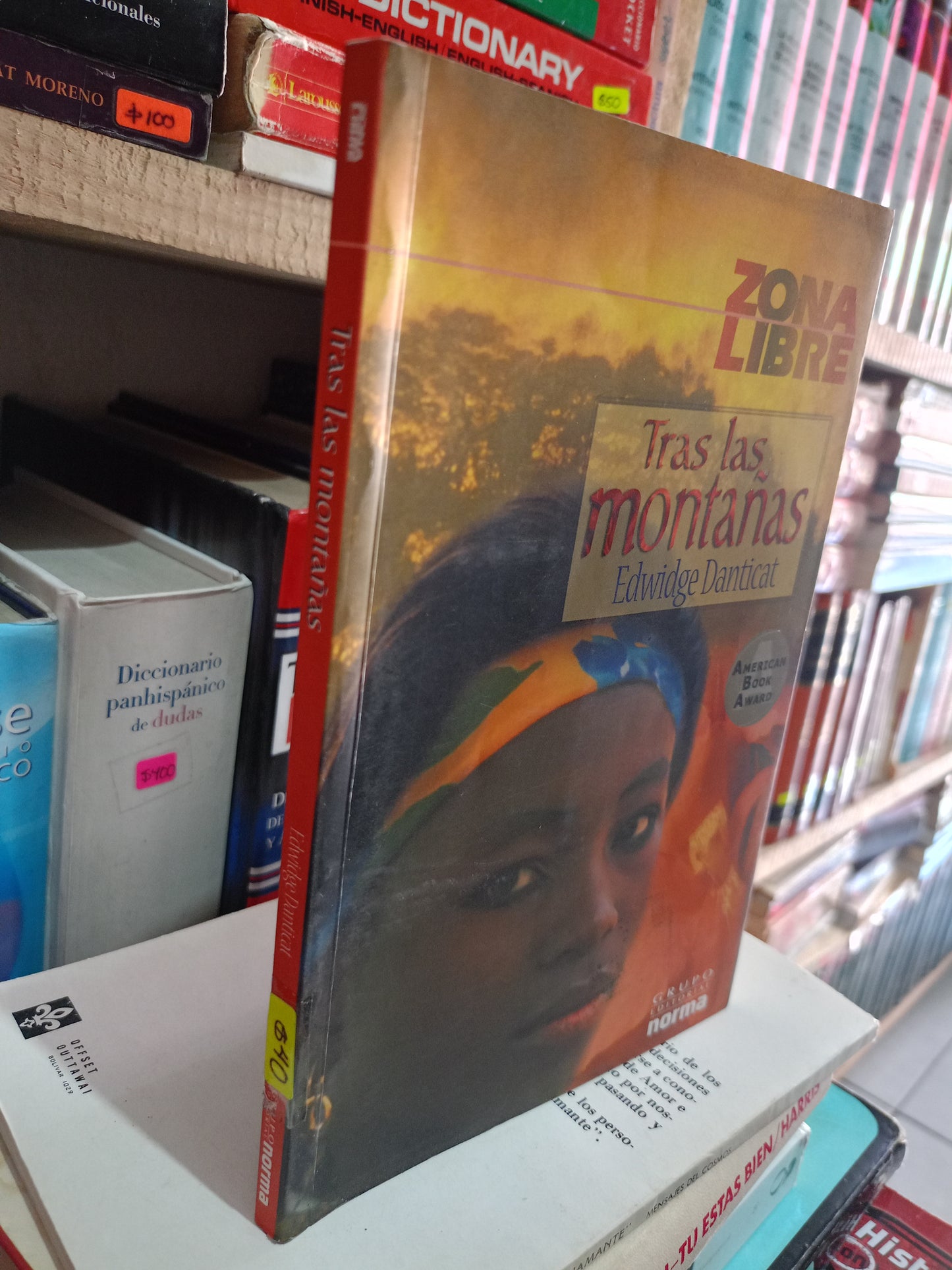 TRAS LAS MONTAÑAS POR EDWIDGE DANTICAT USADO NOVELA LITERARIO 305