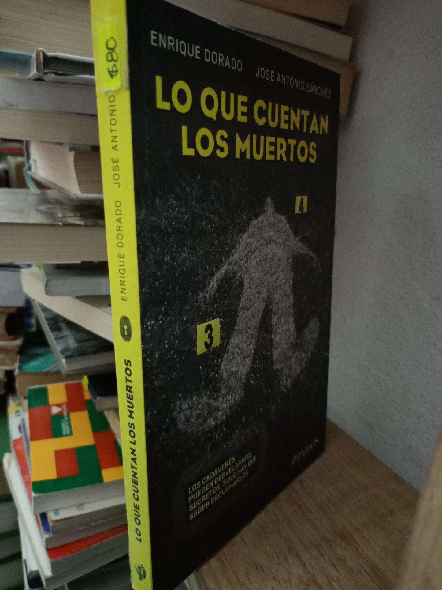 LO QUE CUENTAN LOS MUERTOS POR ENRIQUE DORADO USADO DERCHO LITERARIO 305
