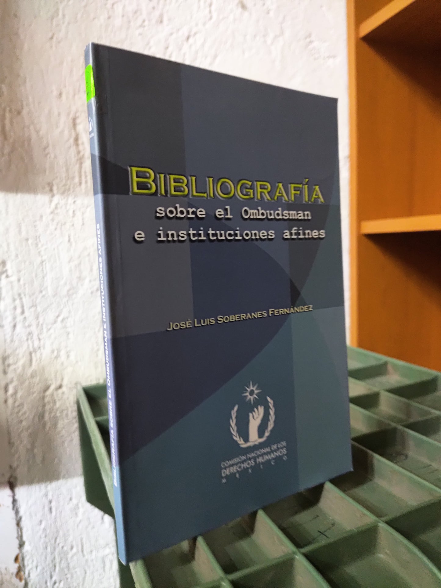 BIBLIOGRAFIA SOBRE EL OMBUDSMAN E INSTITUCIONES AFINES POR JOSE LUIS SOBERANES FERNANDEZ USADO DERECHO JUAREZ 515