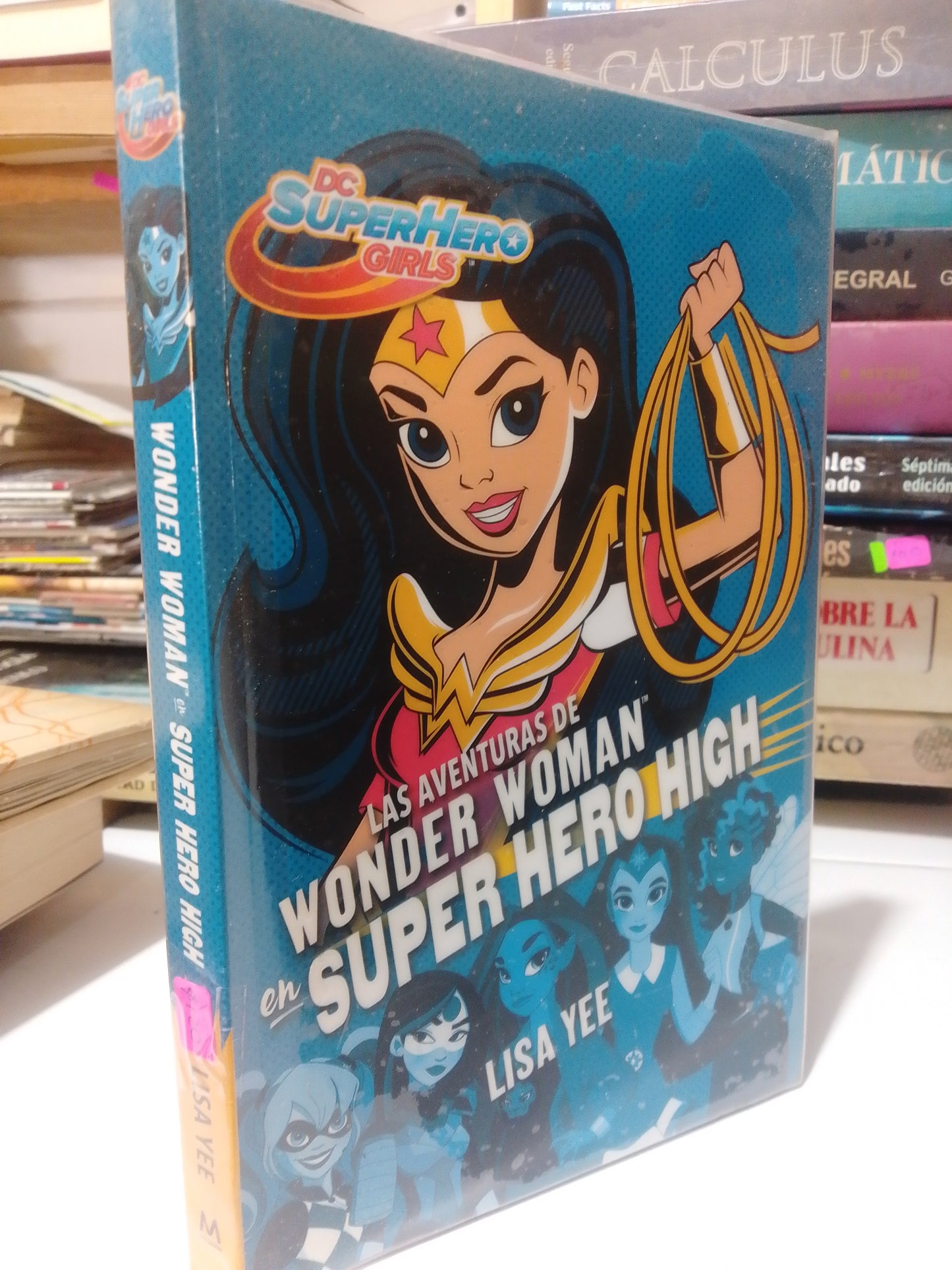 LAS AVENTURAS DE WONDER WOMAN EN SUPER HERO HIGH POR LISA YEE USADO INFANTIL JUAREZ