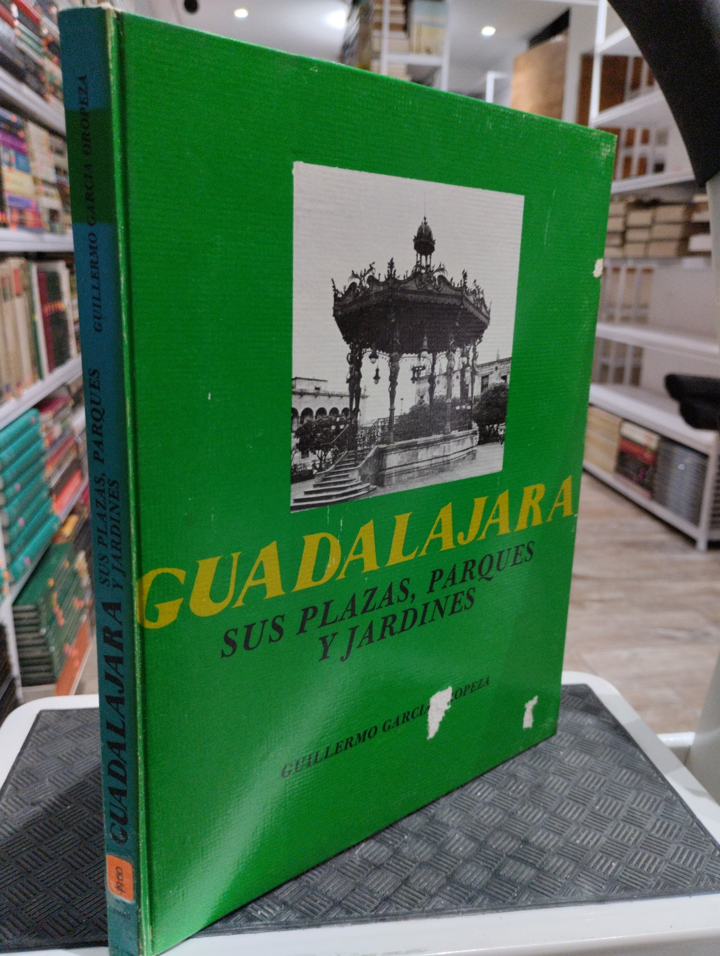GUADALAJARA SUS PLAZAS PARQUES Y JARDINES POR GUILLERMO GARCIA OROPEZA USADO HISTORIA JUAREZ 515