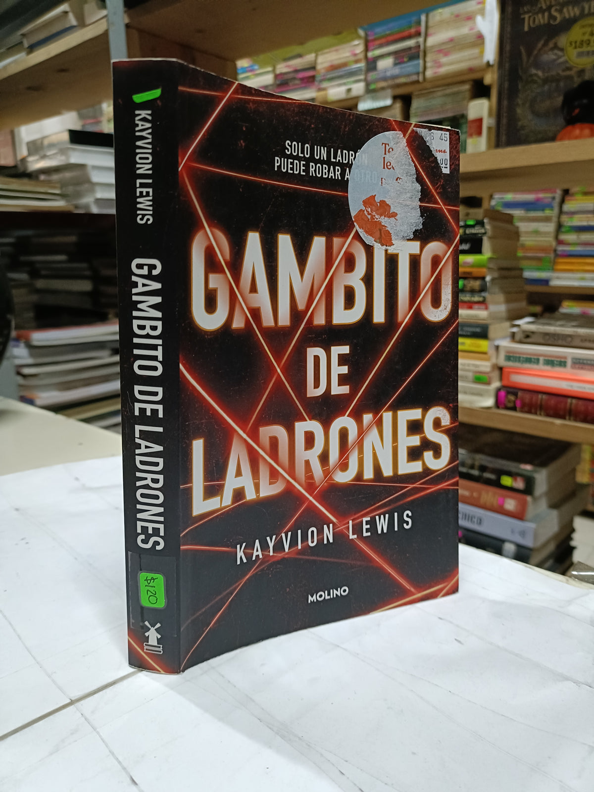 GAMBITO DE LADRONES POR KAYVION LEWIS USADO NOVELA LITERARIO 207