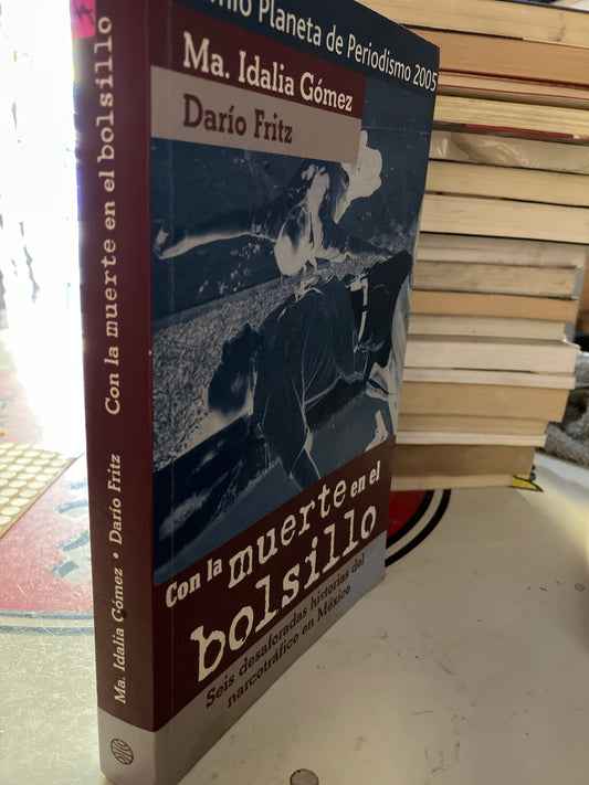CON LA MUERTE EN EL BOLSILLO POR IDALIA GÓMEZ DARÍO USADO POLÍTICA LITERARIO 207